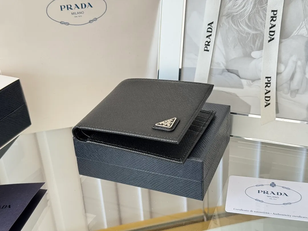 prada men's cross pattern short clip, easy to store, can hold 8 cards and cash, a must-have for men, model 2M0513, original quality, Saffiano cross pattern➕made from imported hardware, size 11cm×9.5cm, color as shown