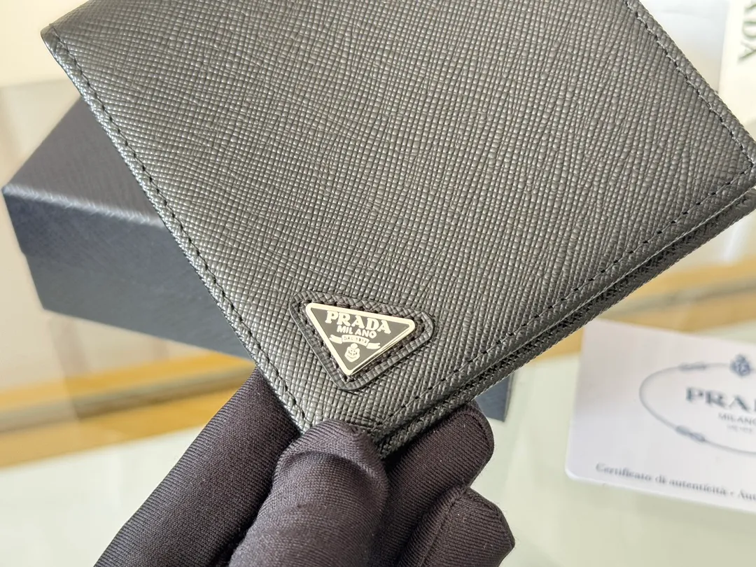 prada men's cross pattern short clip, easy to store, can hold 8 cards and cash, a must-have for men, model 2M0513, original quality, Saffiano cross pattern➕made from imported hardware, size 11cm×9.5cm, color as shown