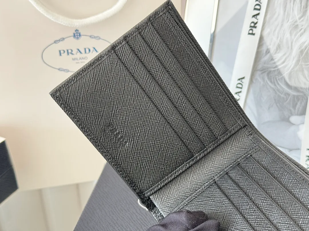 prada men's cross pattern short clip, easy to store, can hold 8 cards and cash, a must-have for men, model 2M0513, original quality, Saffiano cross pattern➕made from imported hardware, size 11cm×9.5cm, color as shown
