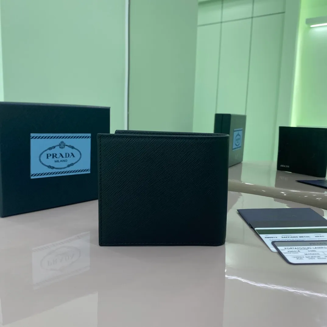 P380 [Top original order] Prada's new men's short wallet💼Classic hot style👏Model 2M0513, inner code 164 OEM code💋This style is equipped with a cross design made of Saffiano leather, and the front is decorated with the Prada metal lettering logo. The interior is fully fabric lined and has eight card pockets and multiple compartments. The design is practical and reflects urban style. 🏅️🏅️🏅️Size: length 11cm*height 9.5cm