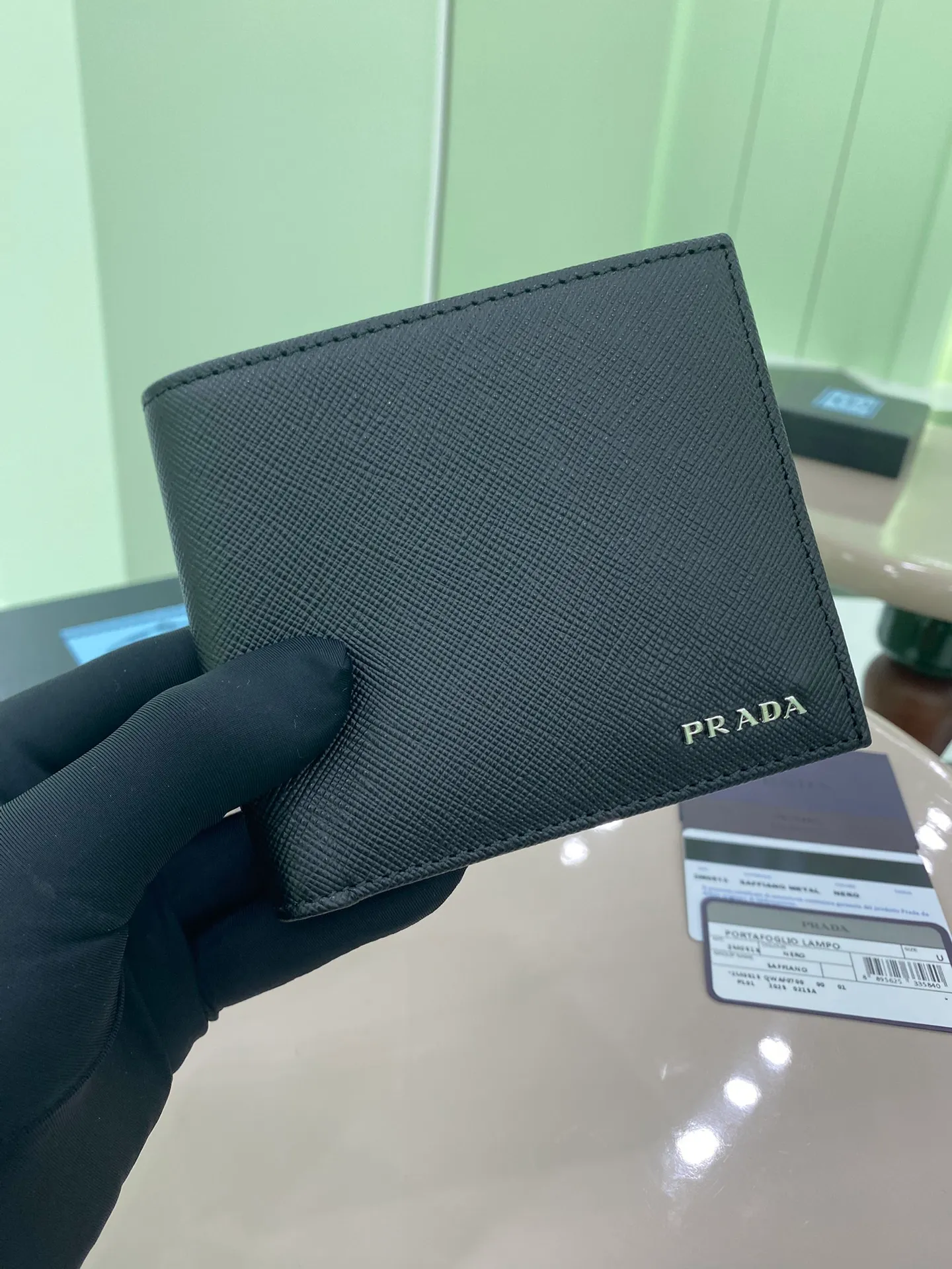 P380 [Top original order] Prada's new men's short wallet💼Classic hot style👏Model 2M0513, inner code 164 OEM code💋This style is equipped with a cross design made of Saffiano leather, and the front is decorated with the Prada metal lettering logo. The interior is fully fabric lined and has eight card pockets and multiple compartments. The design is practical and reflects urban style. 🏅️🏅️🏅️Size: length 11cm*height 9.5cm