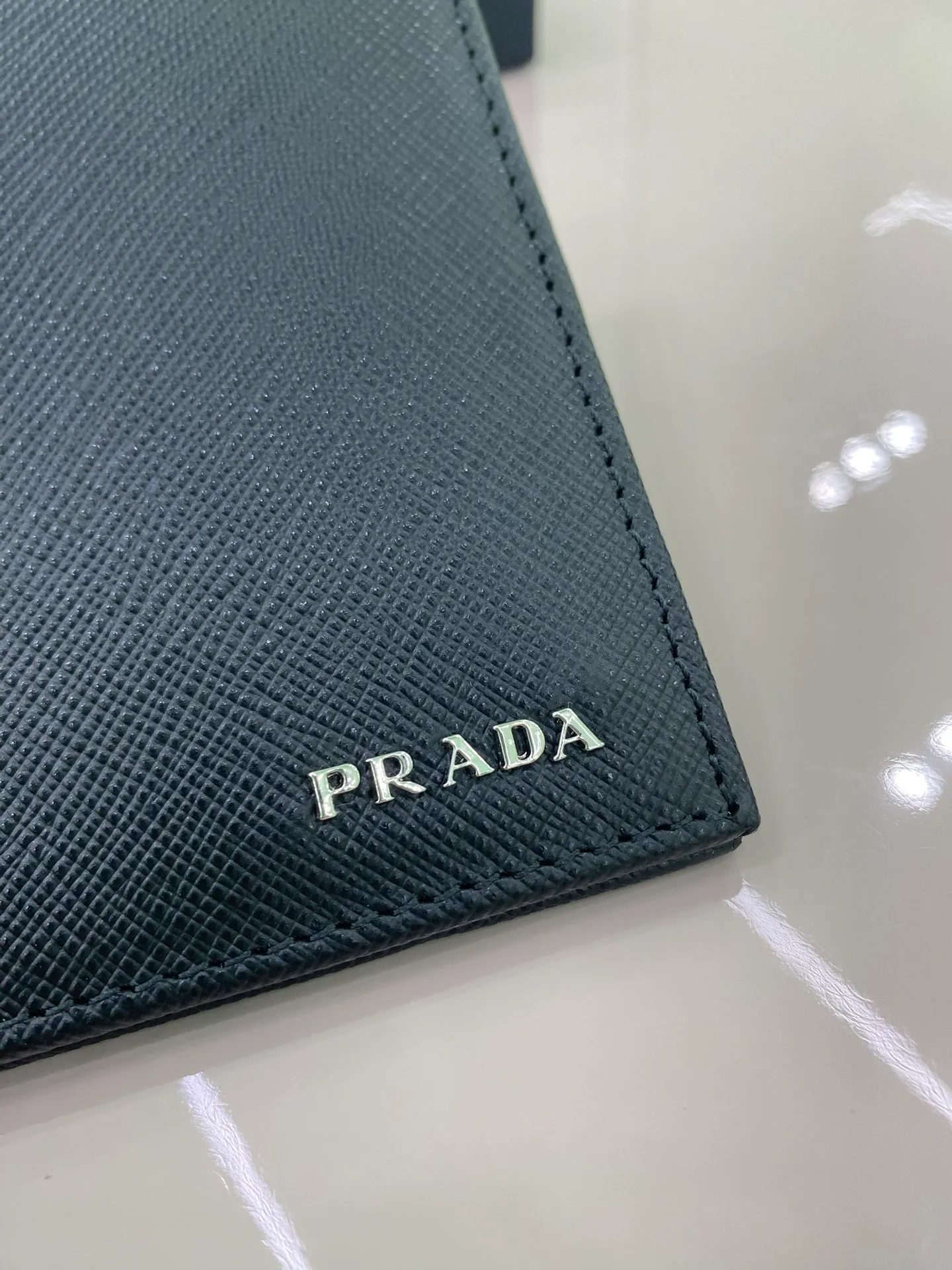 P380 [Top original order] Prada's new men's short wallet💼Classic hot style👏Model 2M0513, inner code 164 OEM code💋This style is equipped with a cross design made of Saffiano leather, and the front is decorated with the Prada metal lettering logo. The interior is fully fabric lined and has eight card pockets and multiple compartments. The design is practical and reflects urban style. 🏅️🏅️🏅️Size: length 11cm*height 9.5cm