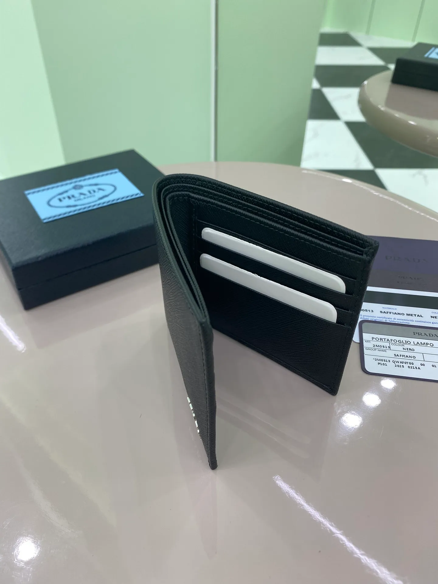 P380 [Top original order] Prada's new men's short wallet💼Classic hot style👏Model 2M0513, inner code 164 OEM code💋This style is equipped with a cross design made of Saffiano leather, and the front is decorated with the Prada metal lettering logo. The interior is fully fabric lined and has eight card pockets and multiple compartments. The design is practical and reflects urban style. 🏅️🏅️🏅️Size: length 11cm*height 9.5cm