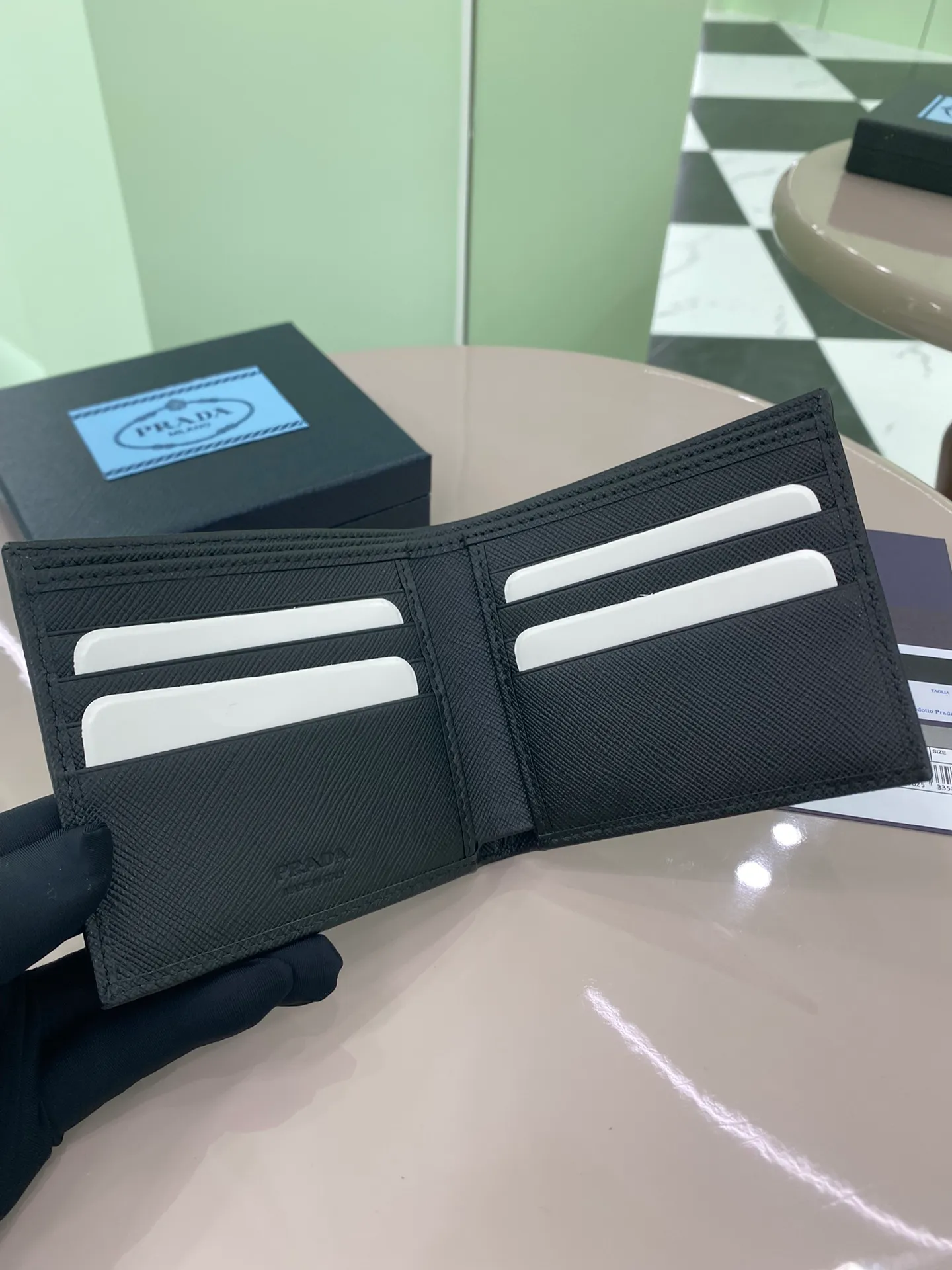P380 [Top original order] Prada's new men's short wallet💼Classic hot style👏Model 2M0513, inner code 164 OEM code💋This style is equipped with a cross design made of Saffiano leather, and the front is decorated with the Prada metal lettering logo. The interior is fully fabric lined and has eight card pockets and multiple compartments. The design is practical and reflects urban style. 🏅️🏅️🏅️Size: length 11cm*height 9.5cm