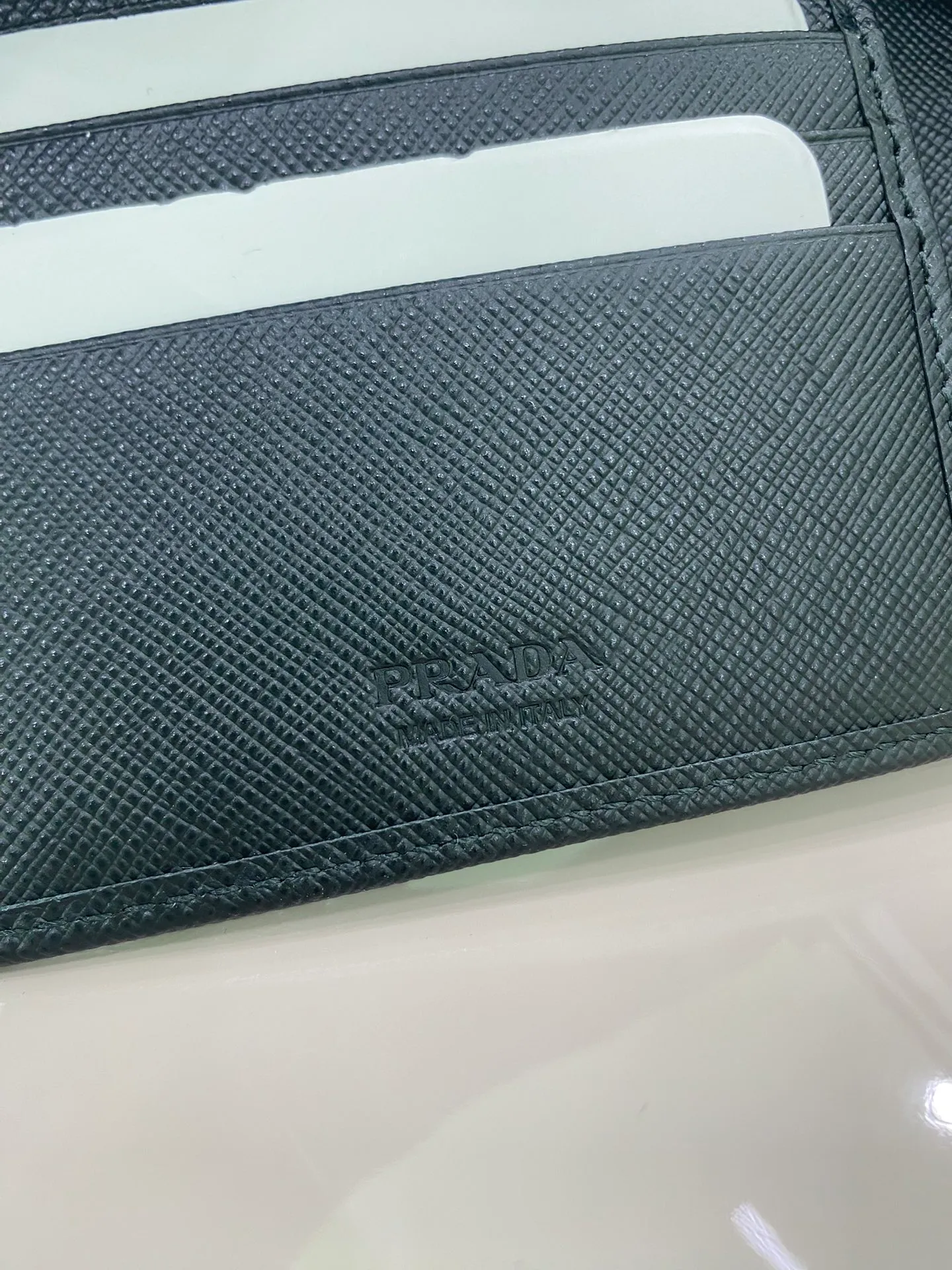P380 [Top original order] Prada's new men's short wallet💼Classic hot style👏Model 2M0513, inner code 164 OEM code💋This style is equipped with a cross design made of Saffiano leather, and the front is decorated with the Prada metal lettering logo. The interior is fully fabric lined and has eight card pockets and multiple compartments. The design is practical and reflects urban style. 🏅️🏅️🏅️Size: length 11cm*height 9.5cm