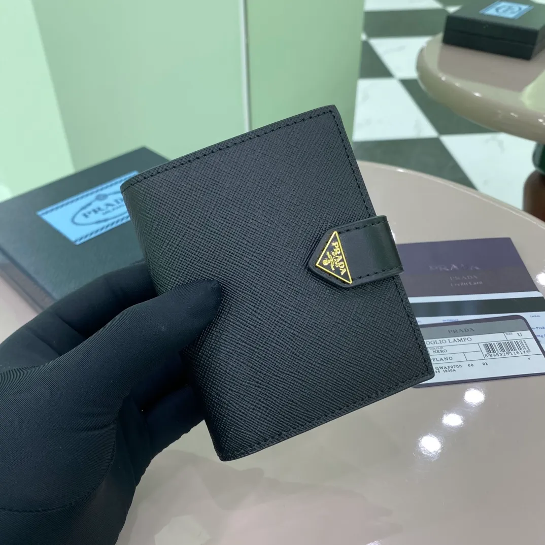 P440 [Top original order] PRADA's new wallet💼Classic, simple and fashionable, authentic development, model 1MV204, internal code 164 OEM code💋This simple and elegant small wallet is made of smooth leather and Saffiano leather. Saffiano leather has a cross-hatched texture and is Prada’s signature material. The wallet has a simple and elegant design, equipped with multiple compartments and pockets. The iconic enamel triangle logo decorates the closure, highlighting the brand style🏅️🏅️🏅️Size: 11.2*8.5cm