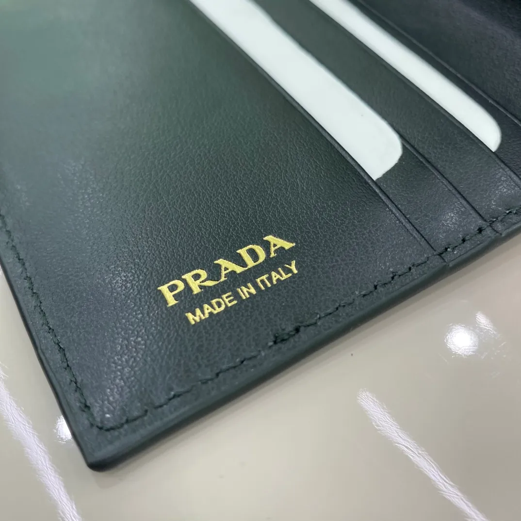 P440 [Top original order] PRADA's new wallet💼Classic, simple and fashionable, authentic development, model 1MV204, internal code 164 OEM code💋This simple and elegant small wallet is made of smooth leather and Saffiano leather. Saffiano leather has a cross-hatched texture and is Prada’s signature material. The wallet has a simple and elegant design, equipped with multiple compartments and pockets. The iconic enamel triangle logo decorates the closure, highlighting the brand style🏅️🏅️🏅️Size: 11.2*8.5cm