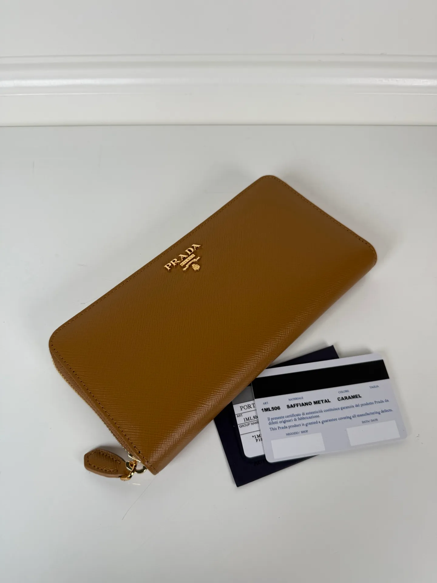 💰560, P Home➡️Cross-grain single zipper wallet, caramel color, model 1ML506, yuan quality, made of cross-grain cowhide, size 20×10.3cm, 175 steel stamp, exquisite workmanship as shown in the picture