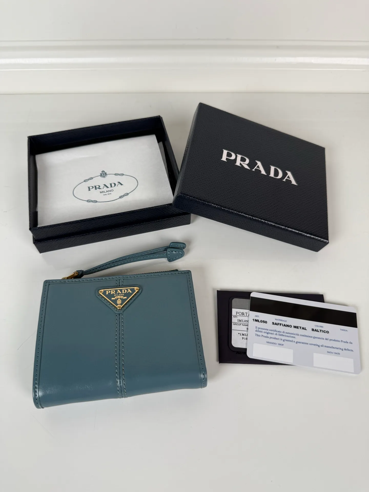 💰440, P Home ➡️ Unisex short wallet, model 1ML050, made of blue waxed leather, eight card slots, one receipt compartment, one zippered coin bag, length 11.5cm, height 9.5cm, 175 steel stamp, meticulous workmanship as shown in the picture