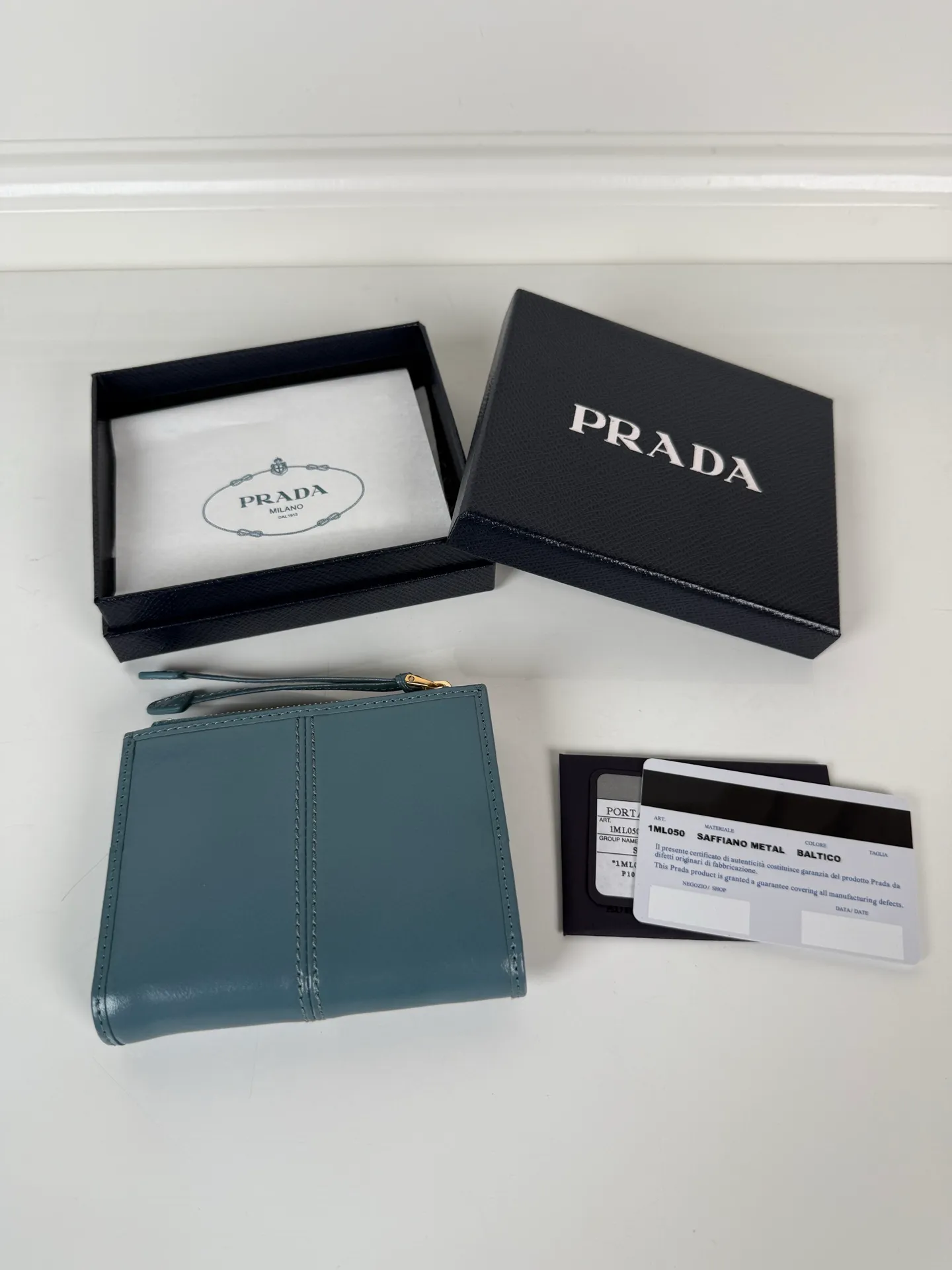 💰440, P Home ➡️ Unisex short wallet, model 1ML050, made of blue waxed leather, eight card slots, one receipt compartment, one zippered coin bag, length 11.5cm, height 9.5cm, 175 steel stamp, meticulous workmanship as shown in the picture