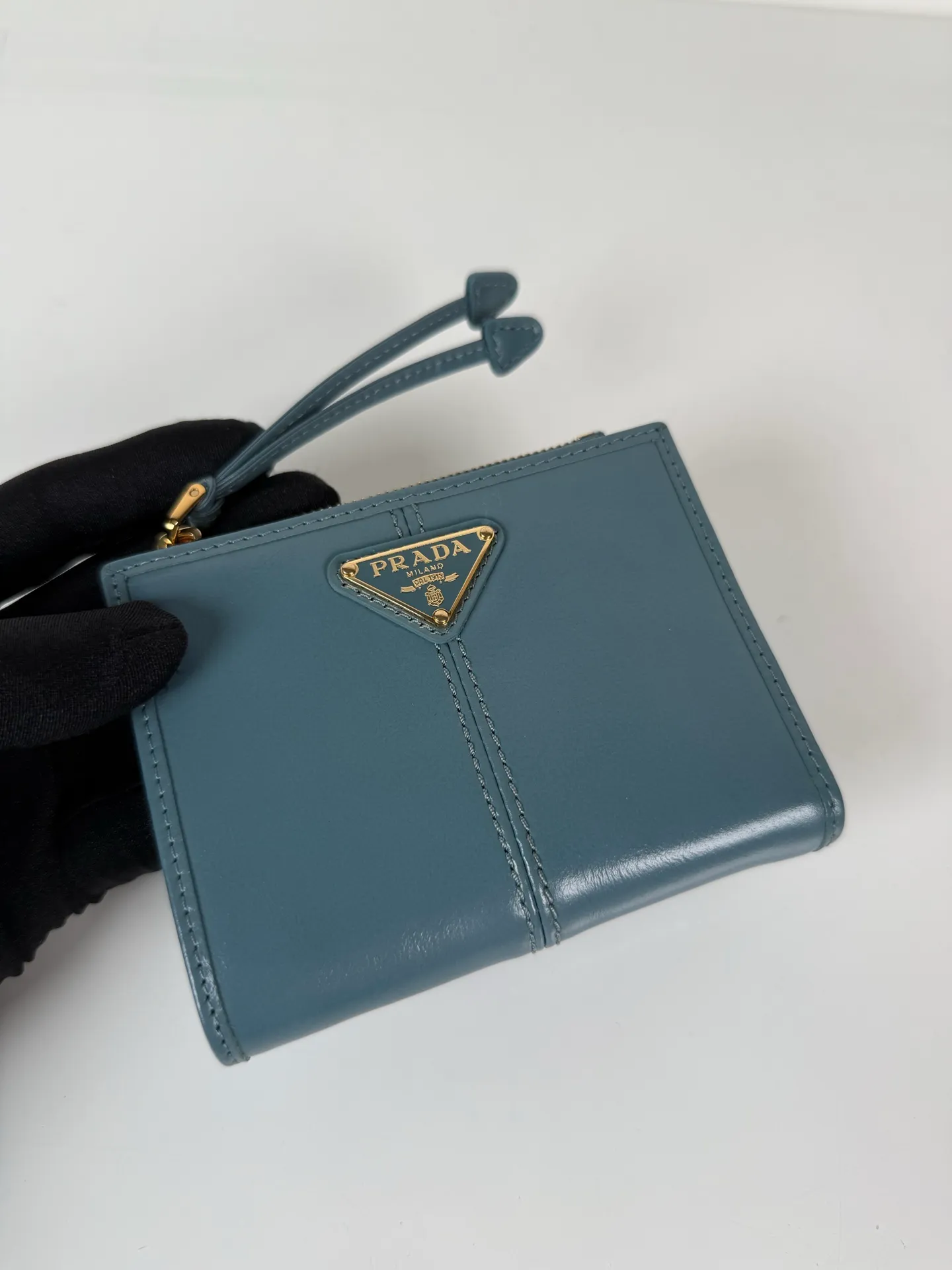 💰440, P Home ➡️ Unisex short wallet, model 1ML050, made of blue waxed leather, eight card slots, one receipt compartment, one zippered coin bag, length 11.5cm, height 9.5cm, 175 steel stamp, meticulous workmanship as shown in the picture