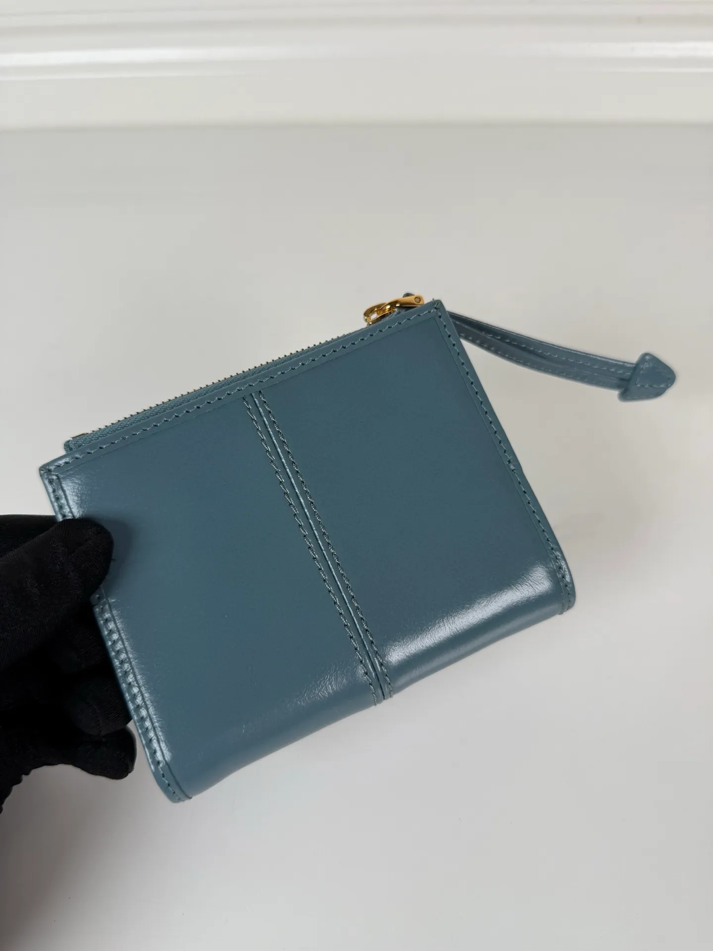💰440, P Home ➡️ Unisex short wallet, model 1ML050, made of blue waxed leather, eight card slots, one receipt compartment, one zippered coin bag, length 11.5cm, height 9.5cm, 175 steel stamp, meticulous workmanship as shown in the picture