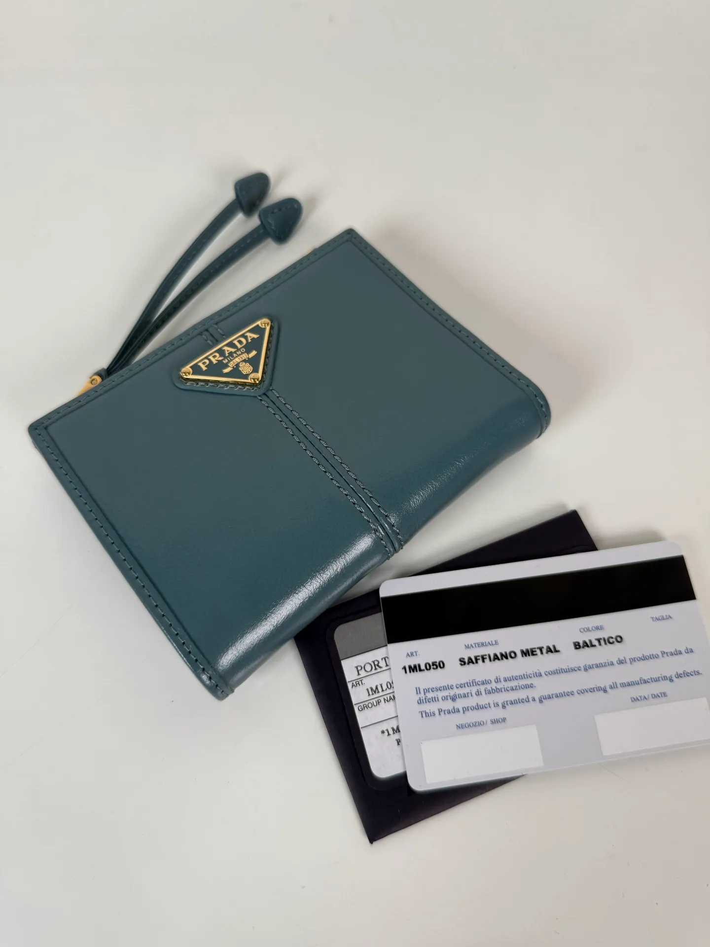 💰440, P Home ➡️ Unisex short wallet, model 1ML050, made of blue waxed leather, eight card slots, one receipt compartment, one zippered coin bag, length 11.5cm, height 9.5cm, 175 steel stamp, meticulous workmanship as shown in the picture