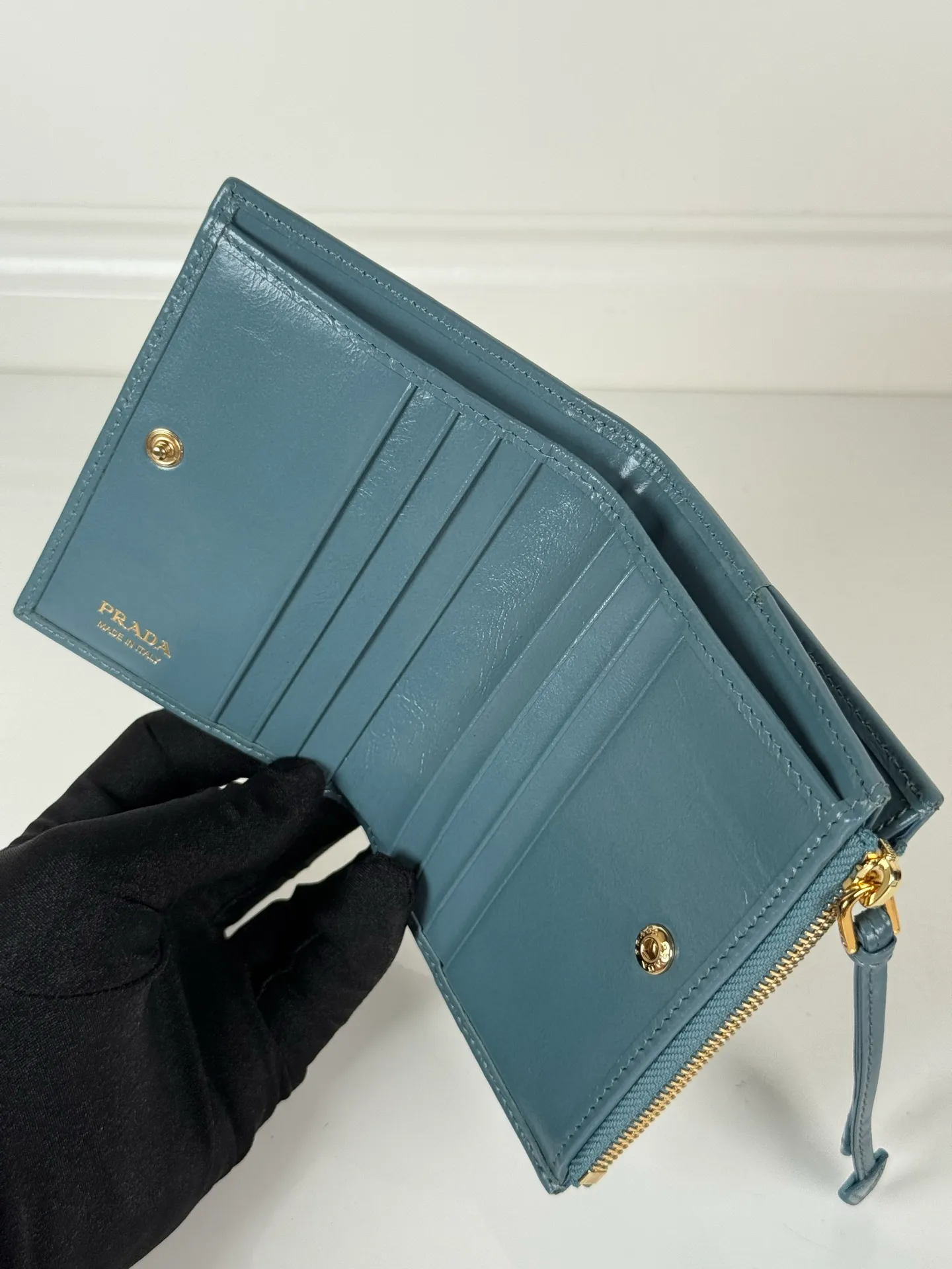 💰440, P Home ➡️ Unisex short wallet, model 1ML050, made of blue waxed leather, eight card slots, one receipt compartment, one zippered coin bag, length 11.5cm, height 9.5cm, 175 steel stamp, meticulous workmanship as shown in the picture