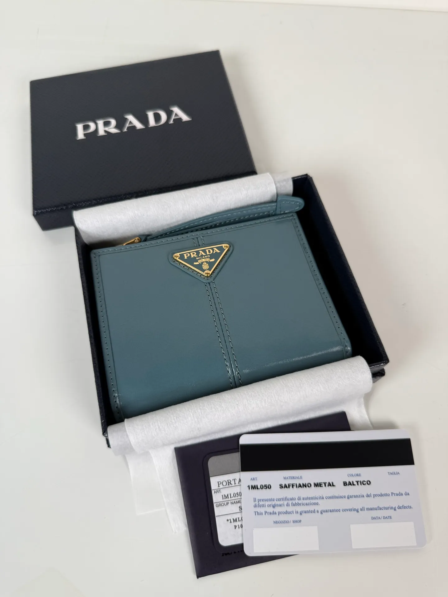 💰440, P Home ➡️ Unisex short wallet, model 1ML050, made of blue waxed leather, eight card slots, one receipt compartment, one zippered coin bag, length 11.5cm, height 9.5cm, 175 steel stamp, meticulous workmanship as shown in the picture
