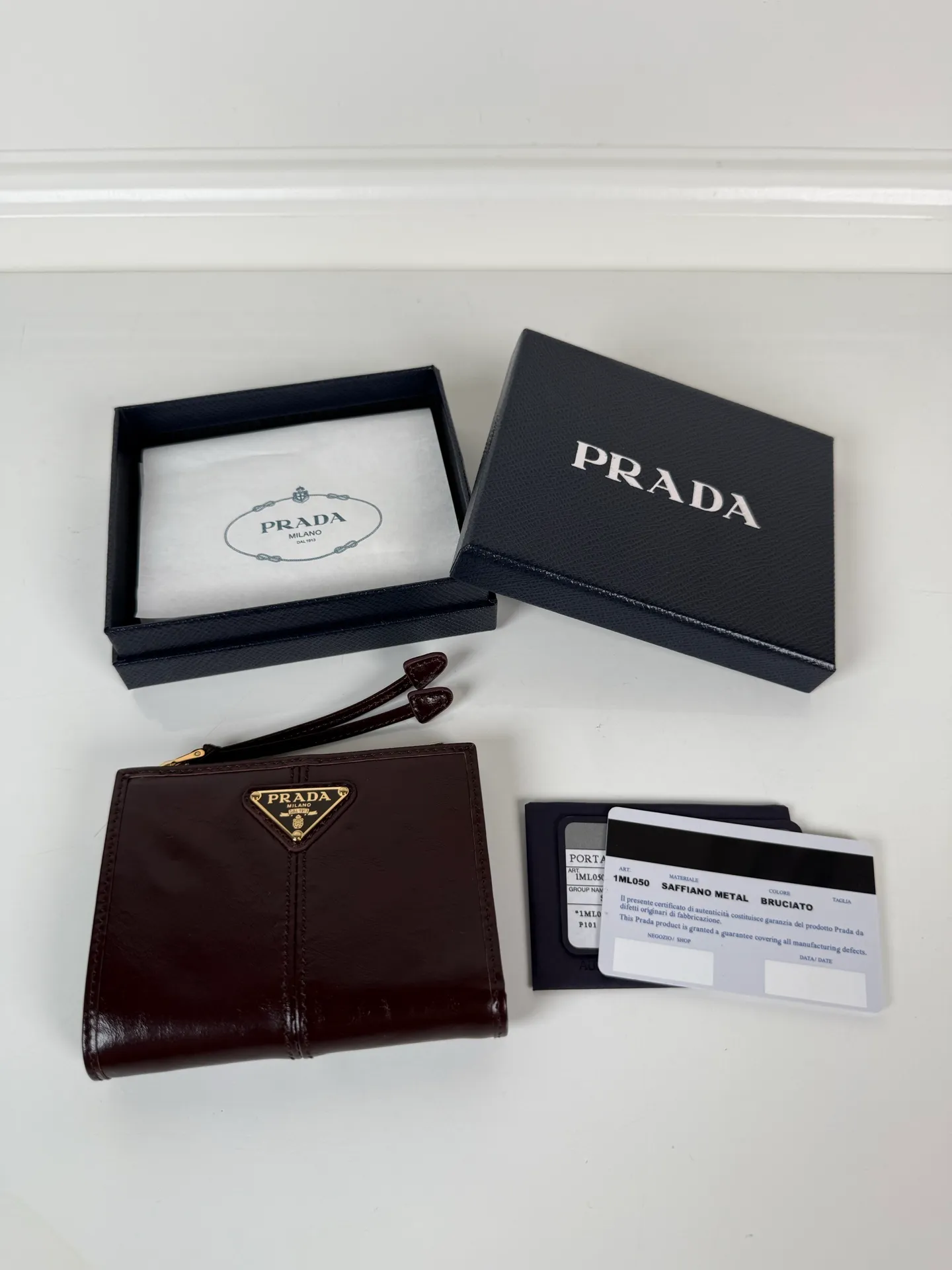 💰440, P Home ➡️ Unisex short wallet, model 1ML050, made of brown waxed leather, eight card slots, a receipt compartment, a zipper coin bag, length 11.5cm, height 9.5cm, 175 steel stamp, meticulous and neat workmanship as shown in the picture