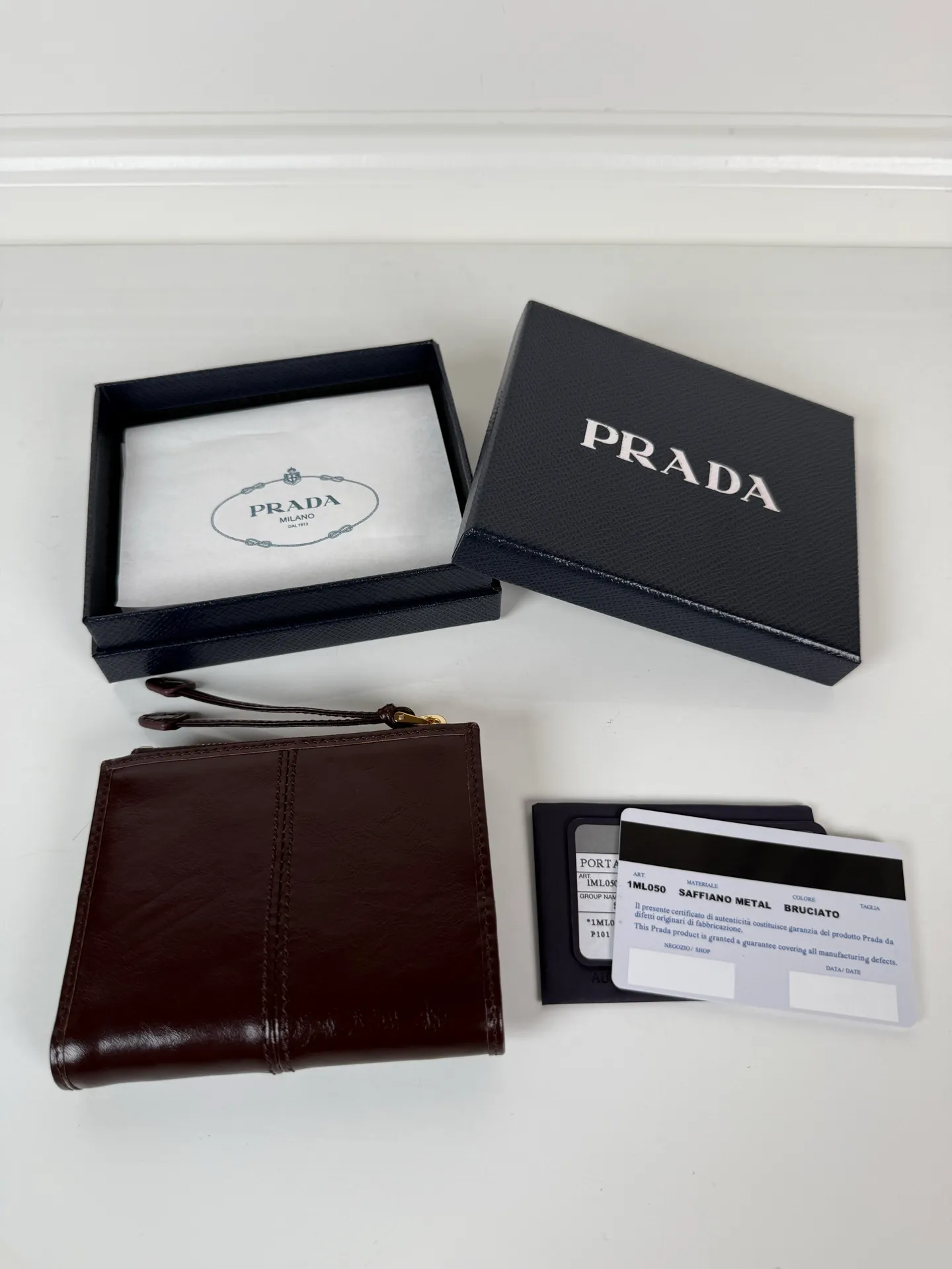 💰440, P Home ➡️ Unisex short wallet, model 1ML050, made of brown waxed leather, eight card slots, a receipt compartment, a zipper coin bag, length 11.5cm, height 9.5cm, 175 steel stamp, meticulous and neat workmanship as shown in the picture