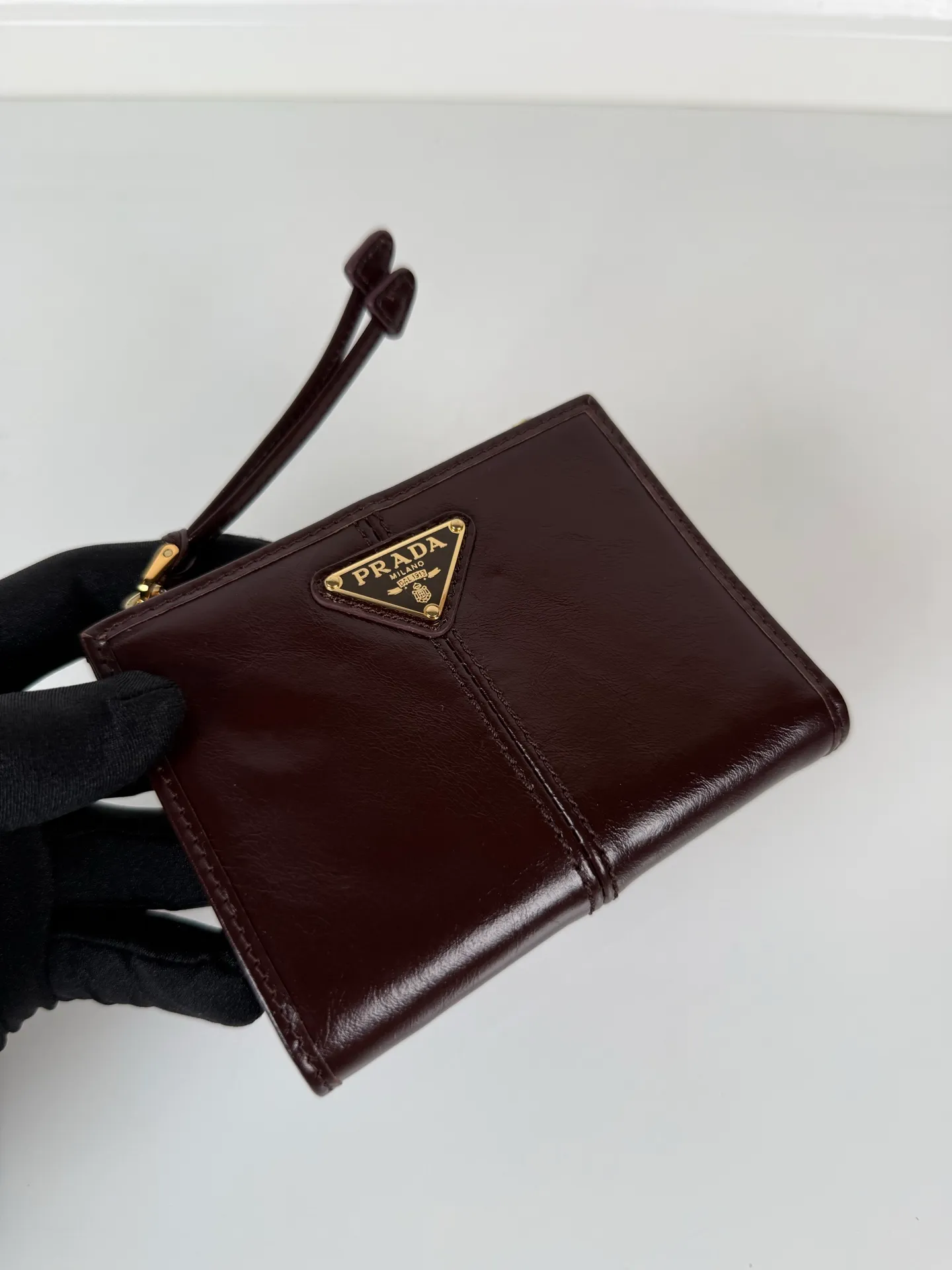 💰440, P Home ➡️ Unisex short wallet, model 1ML050, made of brown waxed leather, eight card slots, a receipt compartment, a zipper coin bag, length 11.5cm, height 9.5cm, 175 steel stamp, meticulous and neat workmanship as shown in the picture