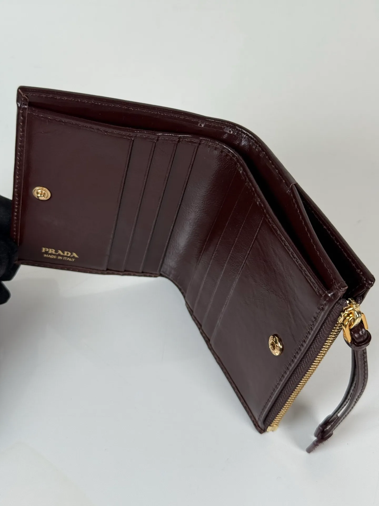 💰440, P Home ➡️ Unisex short wallet, model 1ML050, made of brown waxed leather, eight card slots, a receipt compartment, a zipper coin bag, length 11.5cm, height 9.5cm, 175 steel stamp, meticulous and neat workmanship as shown in the picture