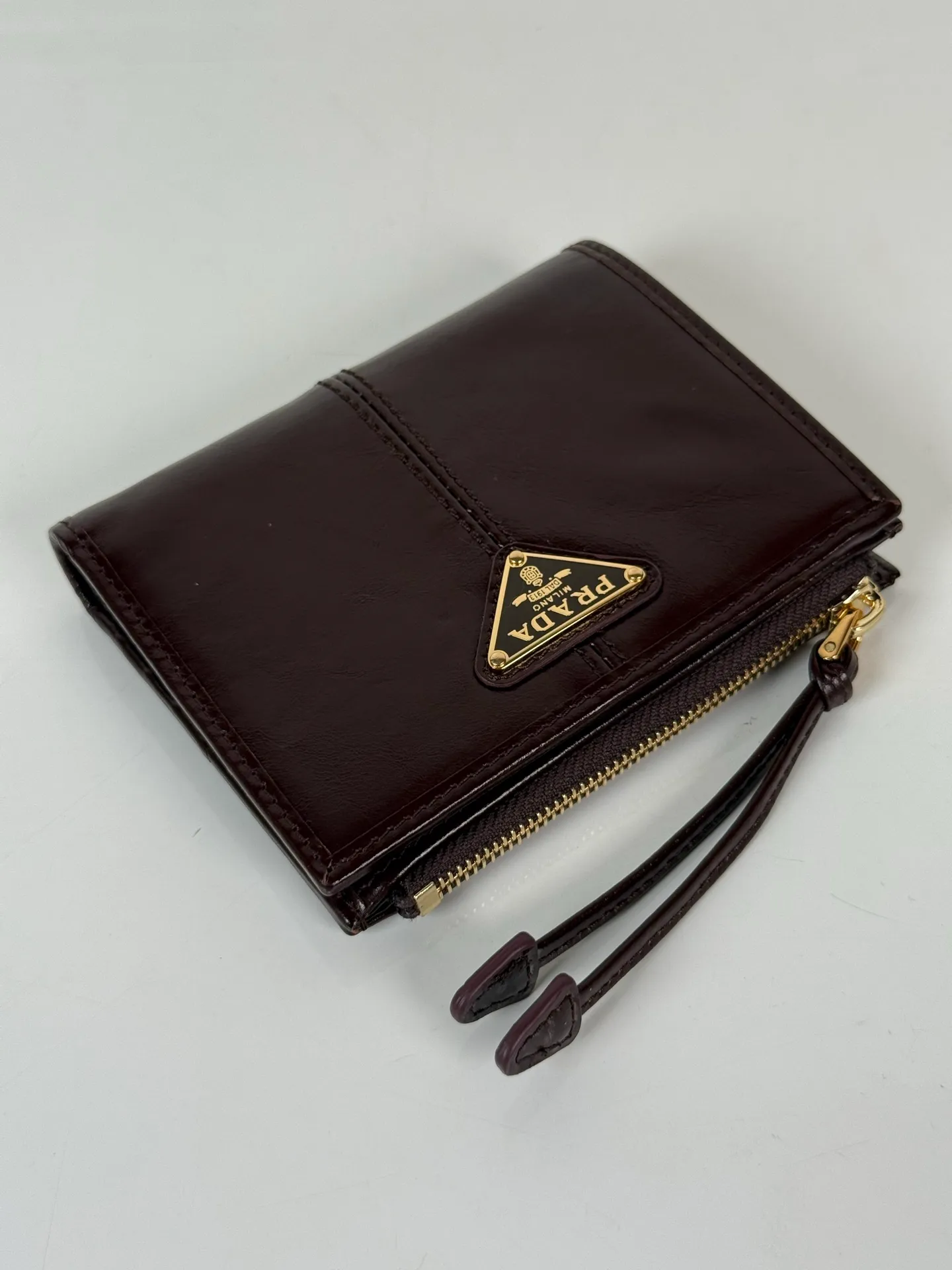 💰440, P Home ➡️ Unisex short wallet, model 1ML050, made of brown waxed leather, eight card slots, a receipt compartment, a zipper coin bag, length 11.5cm, height 9.5cm, 175 steel stamp, meticulous and neat workmanship as shown in the picture