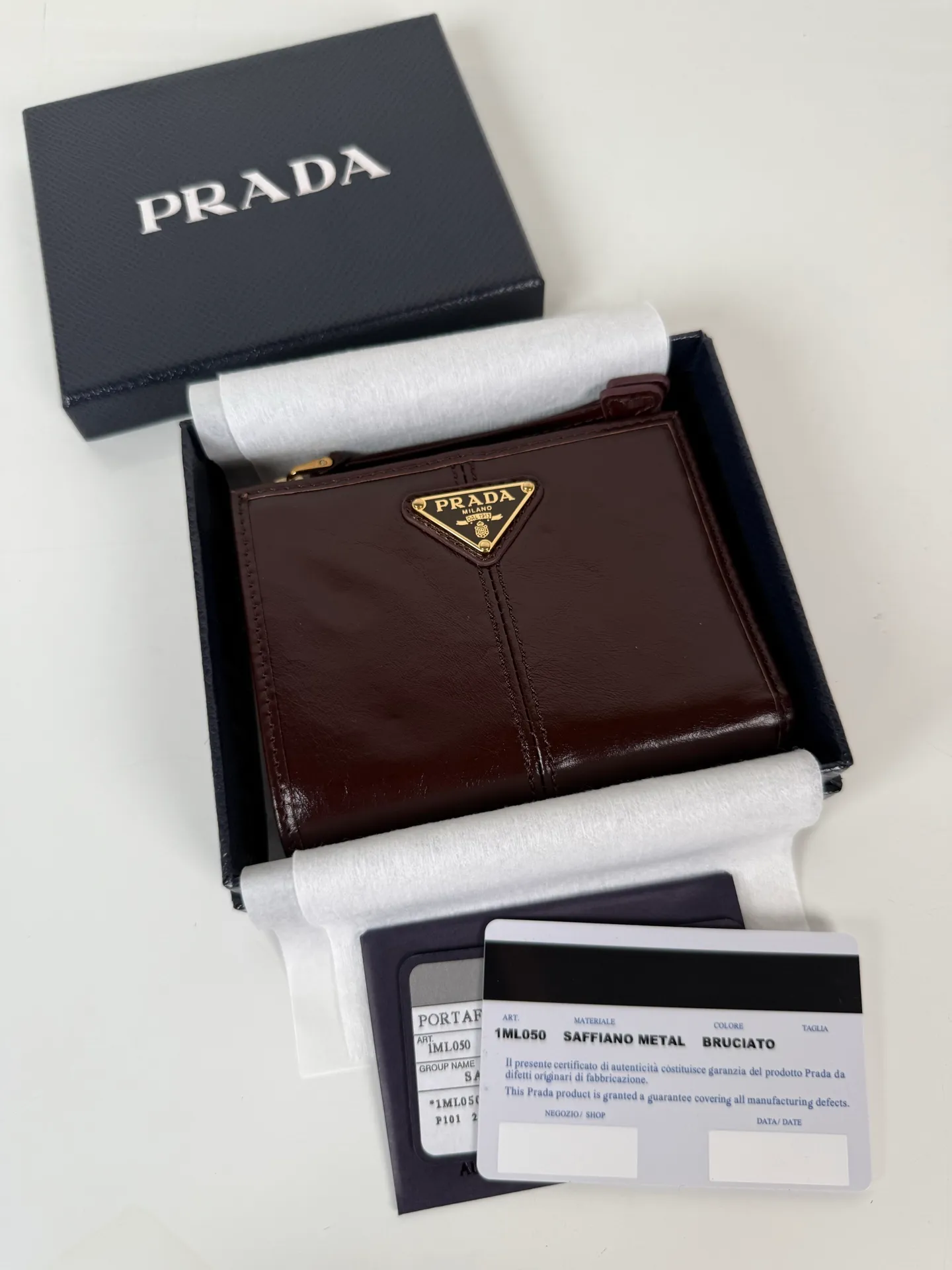 💰440, P Home ➡️ Unisex short wallet, model 1ML050, made of brown waxed leather, eight card slots, a receipt compartment, a zipper coin bag, length 11.5cm, height 9.5cm, 175 steel stamp, meticulous and neat workmanship as shown in the picture