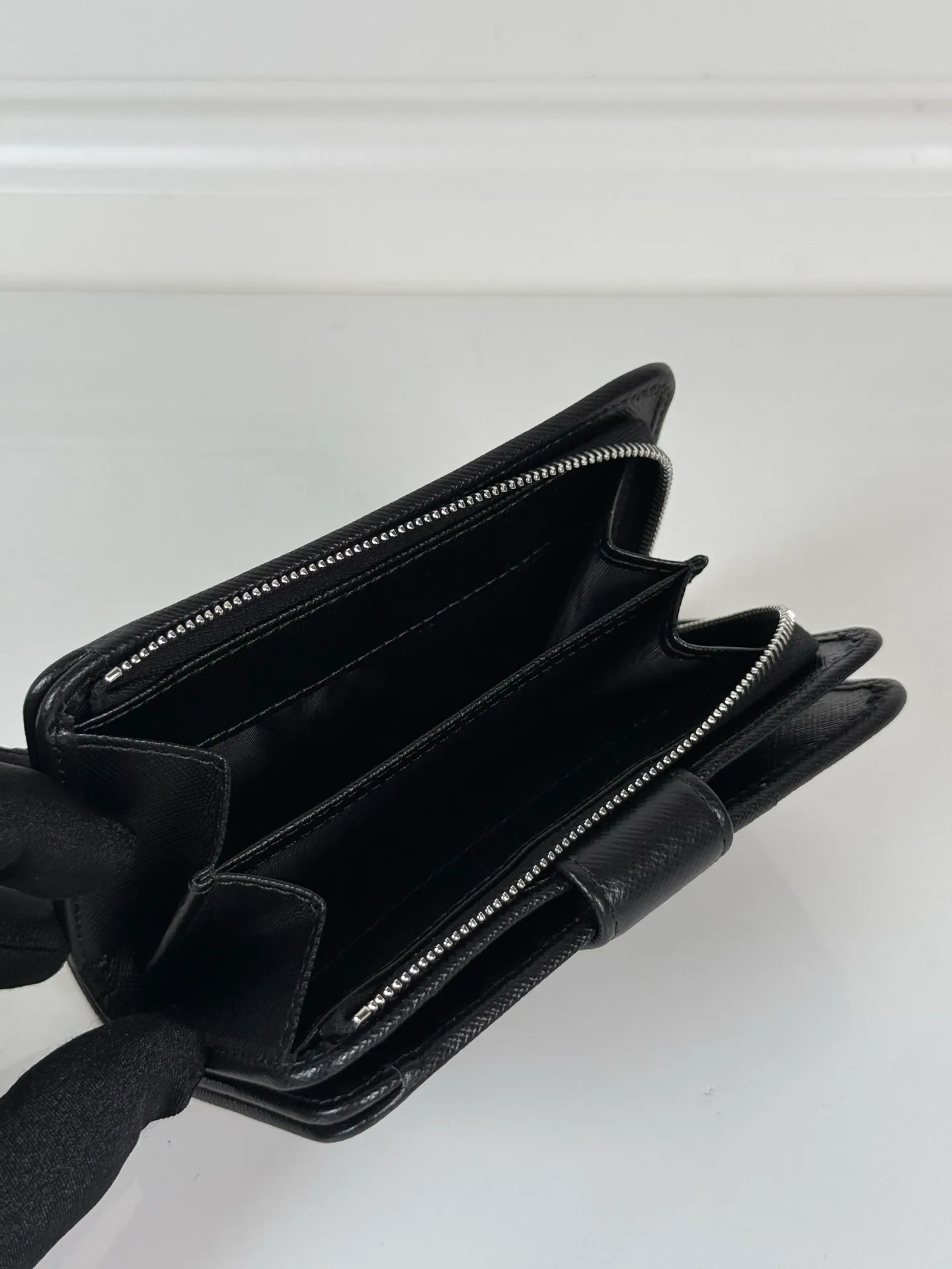 💰520, P Home➡️Women's short clip made of cross pattern + nylon fabric, single quality, model 1M1225, ten card slots, two ID pockets, a zippered zero 💰 bag interlayer, size 14x9.5cm.
