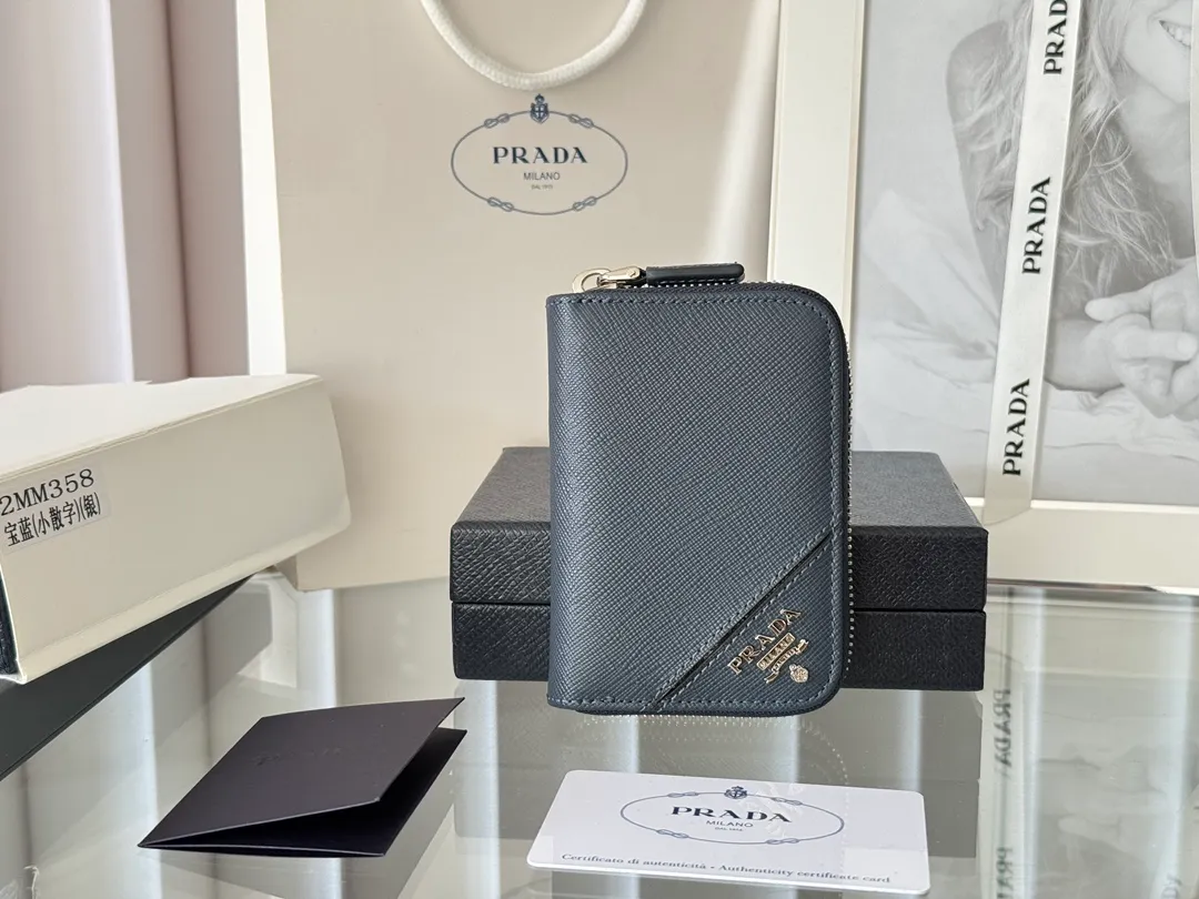 Prada Cross Pattern Unisex Card Holder Zipper Bag Model: 2MM358 Size: 10*8cm Original quality Color details are as shown in the picture, exclusive real shot Can be placed in the bag or held in hand Small and cute leather goods, made of cross pattern cowhide Classic and practical zipper design, with pleated card slots inside for easy classification and storage. It is perfect for going out alone with your mobile phone in summer or putting it in a small bag. It is your best choice.
