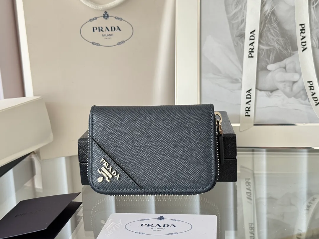 Prada Cross Pattern Unisex Card Holder Zipper Bag Model: 2MM358 Size: 10*8cm Original quality Color details are as shown in the picture, exclusive real shot Can be placed in the bag or held in hand Small and cute leather goods, made of cross pattern cowhide Classic and practical zipper design, with pleated card slots inside for easy classification and storage. It is perfect for going out alone with your mobile phone in summer or putting it in a small bag. It is your best choice.