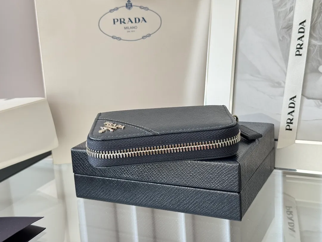 Prada Cross Pattern Unisex Card Holder Zipper Bag Model: 2MM358 Size: 10*8cm Original quality Color details are as shown in the picture, exclusive real shot Can be placed in the bag or held in hand Small and cute leather goods, made of cross pattern cowhide Classic and practical zipper design, with pleated card slots inside for easy classification and storage. It is perfect for going out alone with your mobile phone in summer or putting it in a small bag. It is your best choice.
