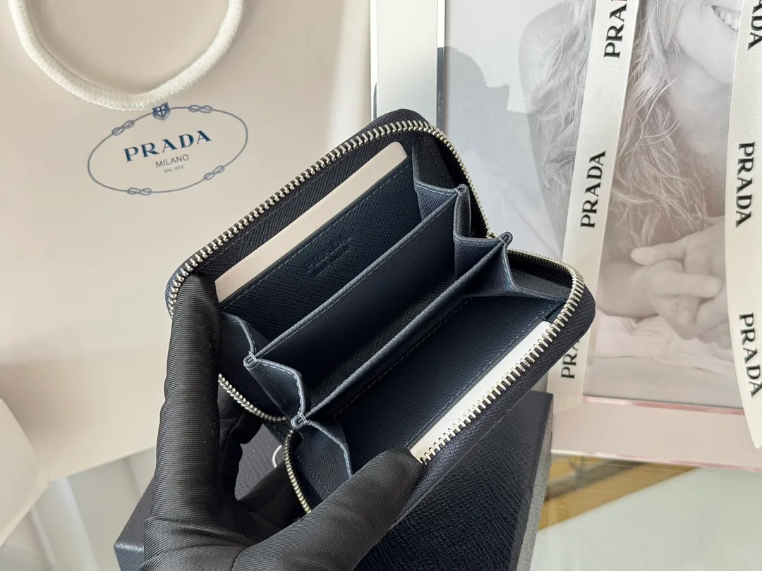 Prada Cross Pattern Unisex Card Holder Zipper Bag Model: 2MM358 Size: 10*8cm Original quality Color details are as shown in the picture, exclusive real shot Can be placed in the bag or held in hand Small and cute leather goods, made of cross pattern cowhide Classic and practical zipper design, with pleated card slots inside for easy classification and storage. It is perfect for going out alone with your mobile phone in summer or putting it in a small bag. It is your best choice.