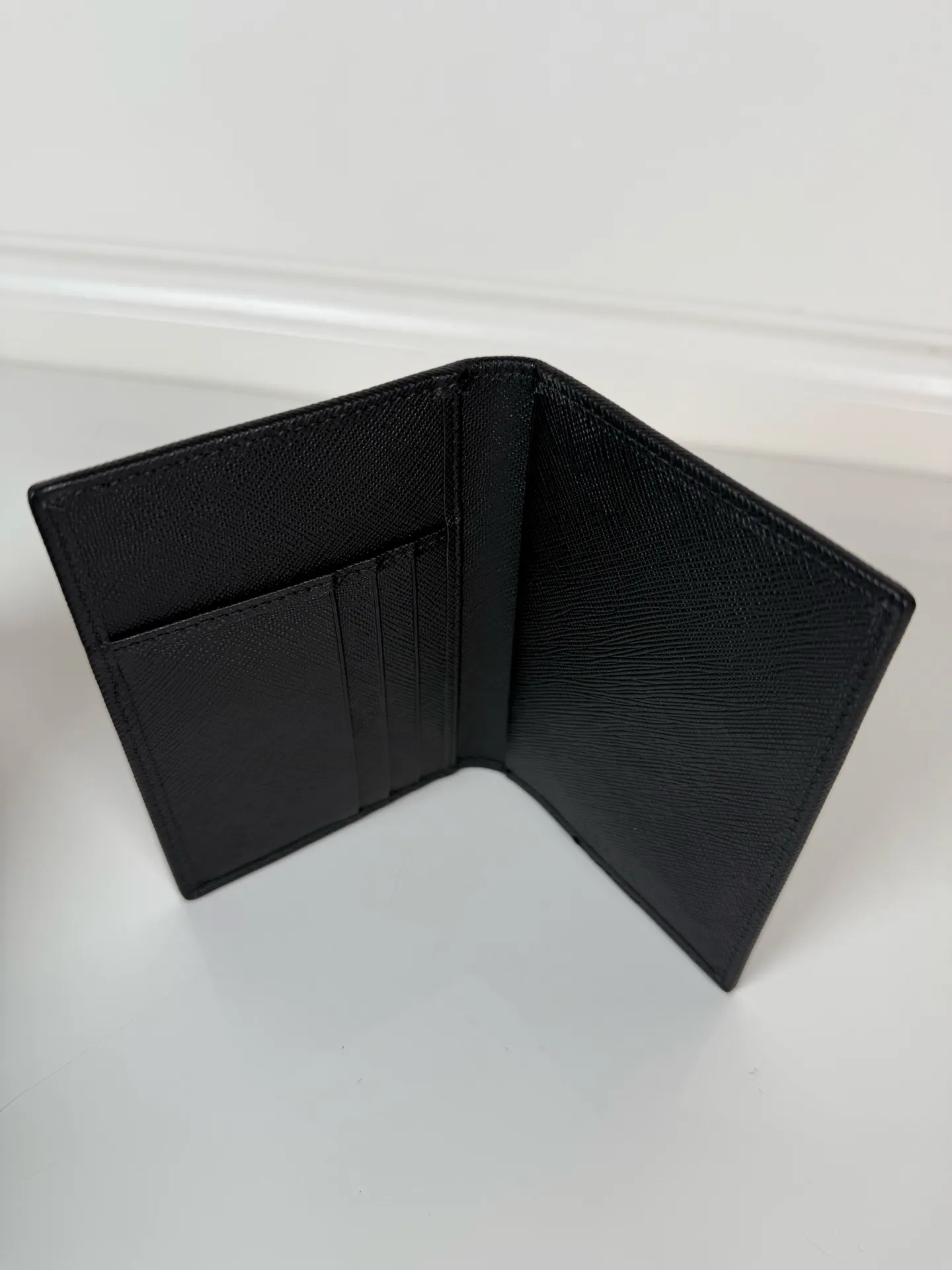💰380, P Home➡️Male and female wallet + passport book📓, essential for business trips✈️, model: 2MV017, made of imported cross-grain cowhide + nylon fabric, 3 card slots, 3 inner ticket pockets, size: 9.5*14cm, 175 steel stamp, the quality of the order is as shown in the picture