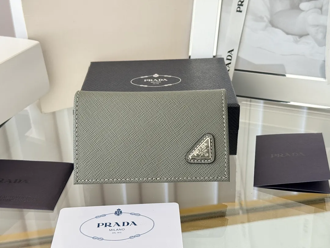 Prada classic card holder, model 1MC122, made of cross-grain cowhide, size 6.5×2.5×11cm, adopts snap button opening and closing design, and has two slots for cards or receipts. This exquisite card holder is small and convenient, with sufficient capacity. It can be placed in the bag for easy storage. It can also be used to make separate items when going out every day. Hot 🔥Hot-selling item, taken in kind, what you see is what you get