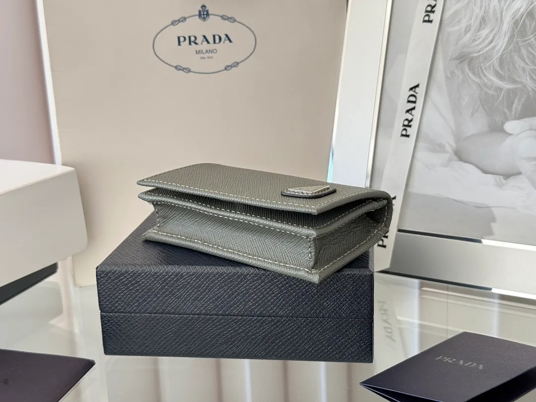 Prada classic card holder, model 1MC122, made of cross-grain cowhide, size 6.5×2.5×11cm, adopts snap button opening and closing design, and has two slots for cards or receipts. This exquisite card holder is small and convenient, with sufficient capacity. It can be placed in the bag for easy storage. It can also be used to make separate items when going out every day. Hot 🔥Hot-selling item, taken in kind, what you see is what you get