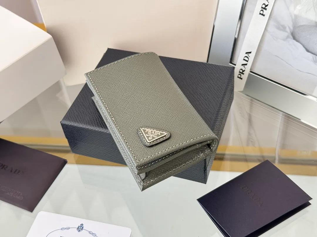 Prada classic card holder, model 1MC122, made of cross-grain cowhide, size 6.5×2.5×11cm, adopts snap button opening and closing design, and has two slots for cards or receipts. This exquisite card holder is small and convenient, with sufficient capacity. It can be placed in the bag for easy storage. It can also be used to make separate items when going out every day. Hot 🔥Hot-selling item, taken in kind, what you see is what you get