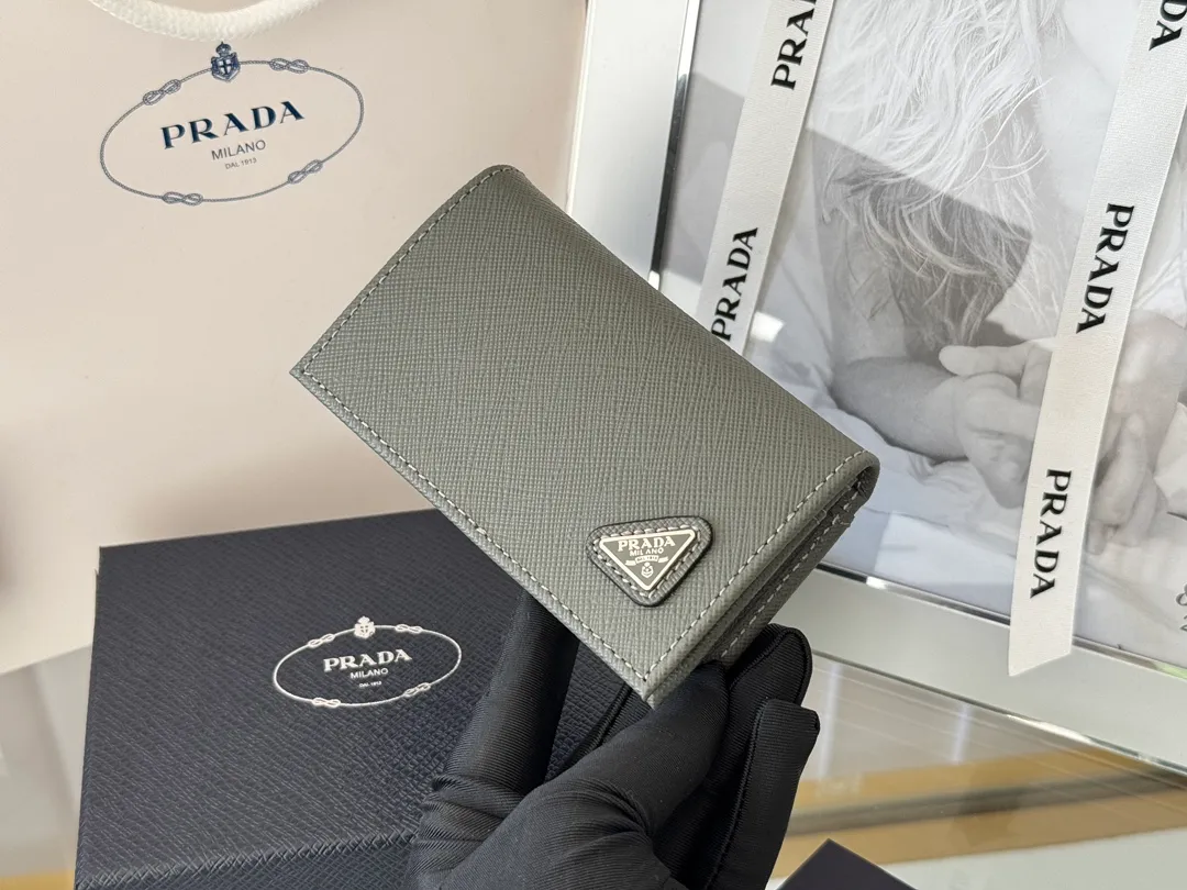Prada classic card holder, model 1MC122, made of cross-grain cowhide, size 6.5×2.5×11cm, adopts snap button opening and closing design, and has two slots for cards or receipts. This exquisite card holder is small and convenient, with sufficient capacity. It can be placed in the bag for easy storage. It can also be used to make separate items when going out every day. Hot 🔥Hot-selling item, taken in kind, what you see is what you get