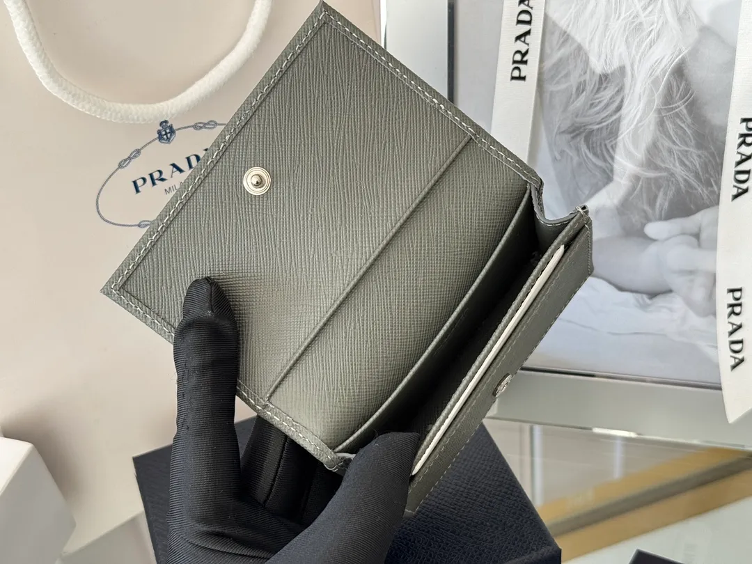Prada classic card holder, model 1MC122, made of cross-grain cowhide, size 6.5×2.5×11cm, adopts snap button opening and closing design, and has two slots for cards or receipts. This exquisite card holder is small and convenient, with sufficient capacity. It can be placed in the bag for easy storage. It can also be used to make separate items when going out every day. Hot 🔥Hot-selling item, taken in kind, what you see is what you get