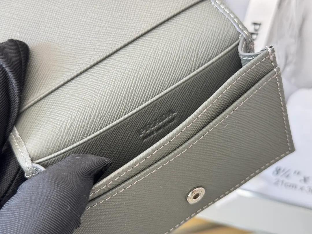 Prada classic card holder, model 1MC122, made of cross-grain cowhide, size 6.5×2.5×11cm, adopts snap button opening and closing design, and has two slots for cards or receipts. This exquisite card holder is small and convenient, with sufficient capacity. It can be placed in the bag for easy storage. It can also be used to make separate items when going out every day. Hot 🔥Hot-selling item, taken in kind, what you see is what you get