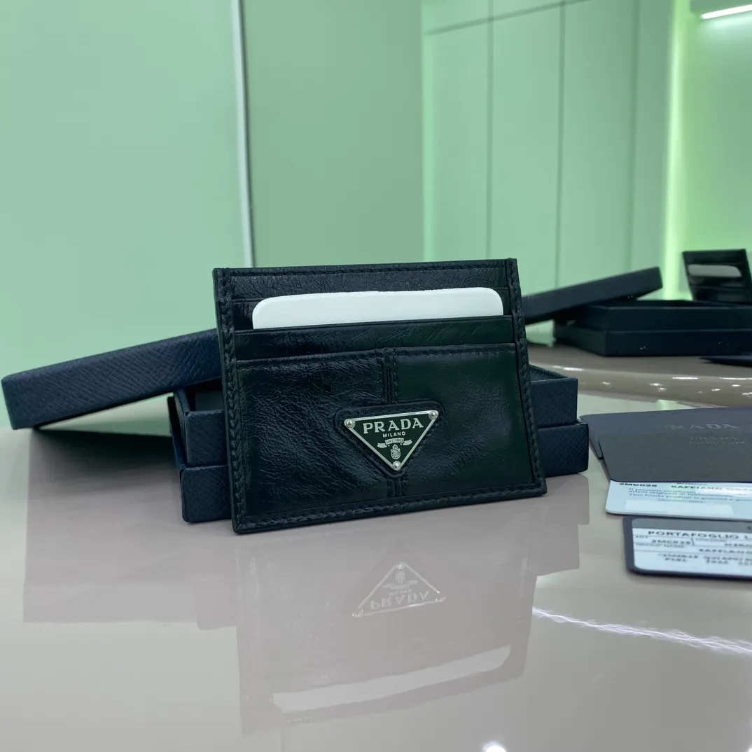 P300 [Top original order] PRADA's new card holder💼The latest style in the counter, simple and fashionable, synchronized with the official website, genuine development, model 2MC025, internal code 164 OEM code💋 This card holder is made of elegant shiny leather, outlining smooth lines and classic geometric patterns, highlighting a refined and elegant modern style. Six card slot design highlights functionality🏅️🏅️🏅️Size: 10*8cm