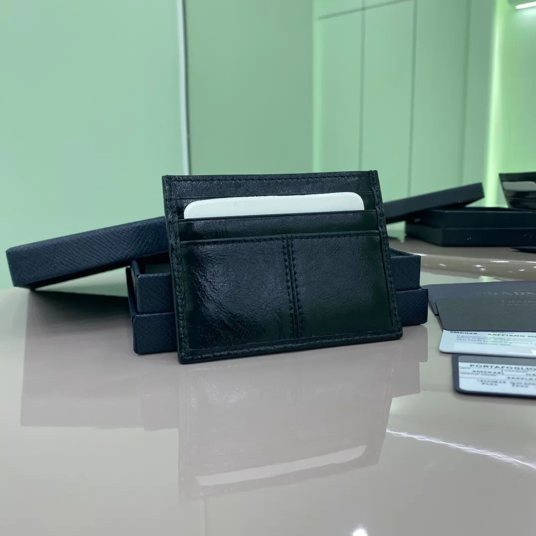 P300 [Top original order] PRADA's new card holder💼The latest style in the counter, simple and fashionable, synchronized with the official website, genuine development, model 2MC025, internal code 164 OEM code💋 This card holder is made of elegant shiny leather, outlining smooth lines and classic geometric patterns, highlighting a refined and elegant modern style. Six card slot design highlights functionality🏅️🏅️🏅️Size: 10*8cm