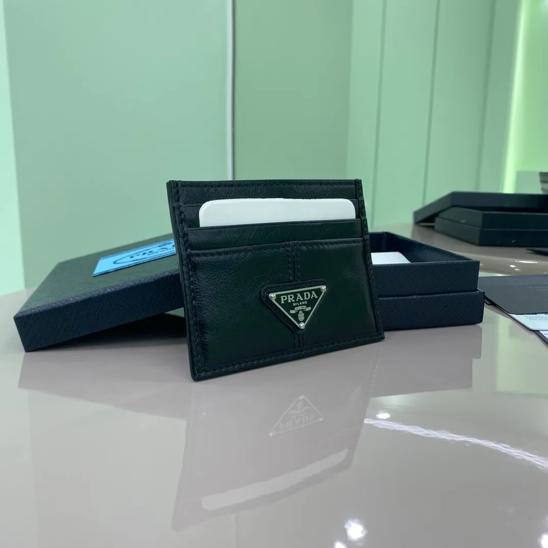 P300 [Top original order] PRADA's new card holder💼The latest style in the counter, simple and fashionable, synchronized with the official website, genuine development, model 2MC025, internal code 164 OEM code💋 This card holder is made of elegant shiny leather, outlining smooth lines and classic geometric patterns, highlighting a refined and elegant modern style. Six card slot design highlights functionality🏅️🏅️🏅️Size: 10*8cm