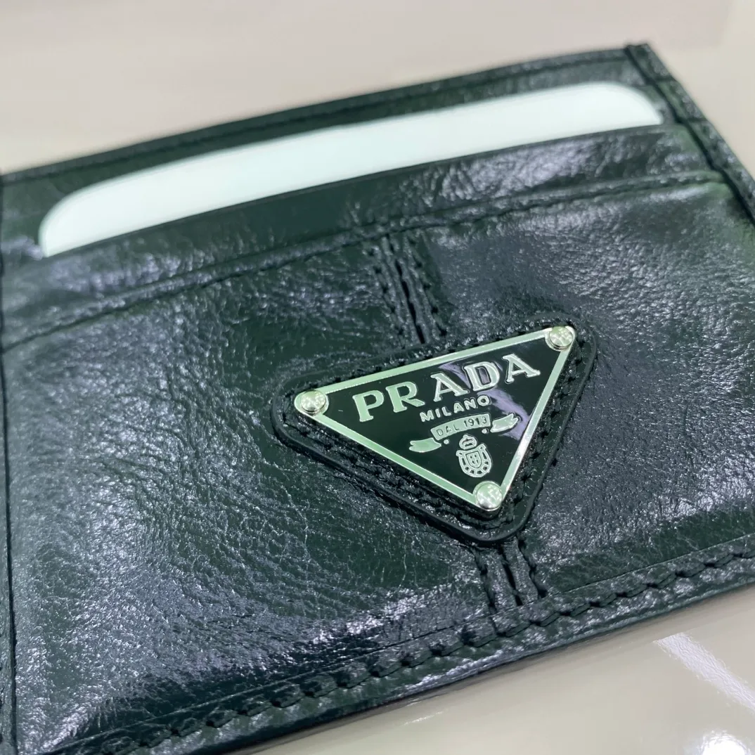 P300 [Top original order] PRADA's new card holder💼The latest style in the counter, simple and fashionable, synchronized with the official website, genuine development, model 2MC025, internal code 164 OEM code💋 This card holder is made of elegant shiny leather, outlining smooth lines and classic geometric patterns, highlighting a refined and elegant modern style. Six card slot design highlights functionality🏅️🏅️🏅️Size: 10*8cm