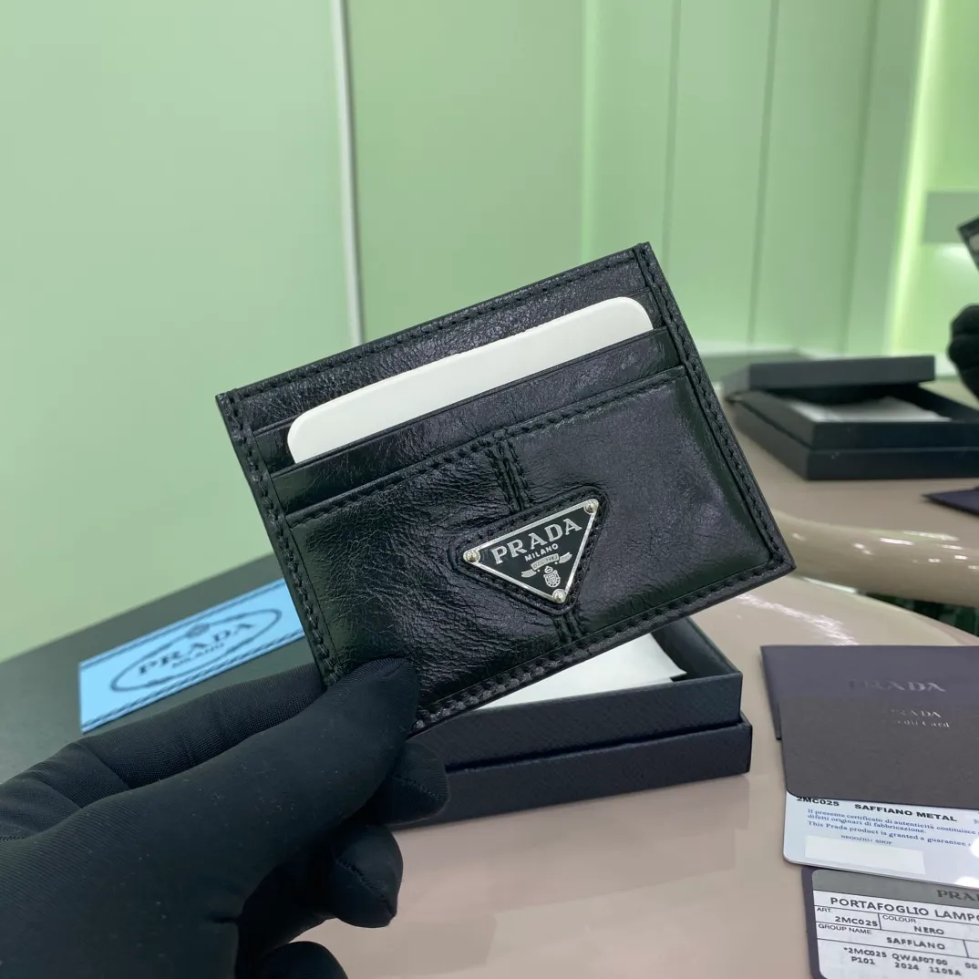 P300 [Top original order] PRADA's new card holder💼The latest style in the counter, simple and fashionable, synchronized with the official website, genuine development, model 2MC025, internal code 164 OEM code💋 This card holder is made of elegant shiny leather, outlining smooth lines and classic geometric patterns, highlighting a refined and elegant modern style. Six card slot design highlights functionality🏅️🏅️🏅️Size: 10*8cm