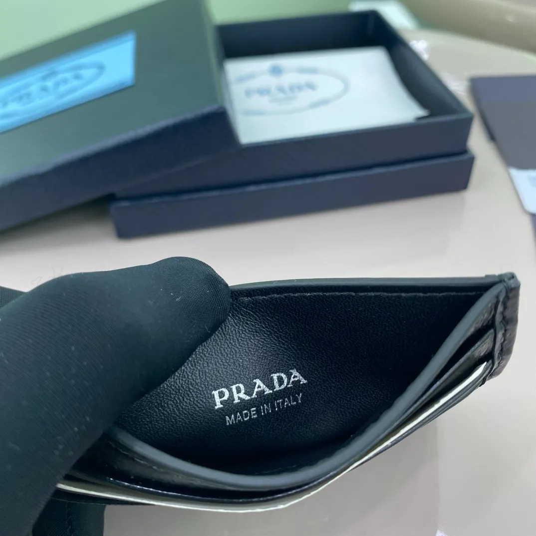 P300 [Top original order] PRADA's new card holder💼The latest style in the counter, simple and fashionable, synchronized with the official website, genuine development, model 2MC025, internal code 164 OEM code💋 This card holder is made of elegant shiny leather, outlining smooth lines and classic geometric patterns, highlighting a refined and elegant modern style. Six card slot design highlights functionality🏅️🏅️🏅️Size: 10*8cm