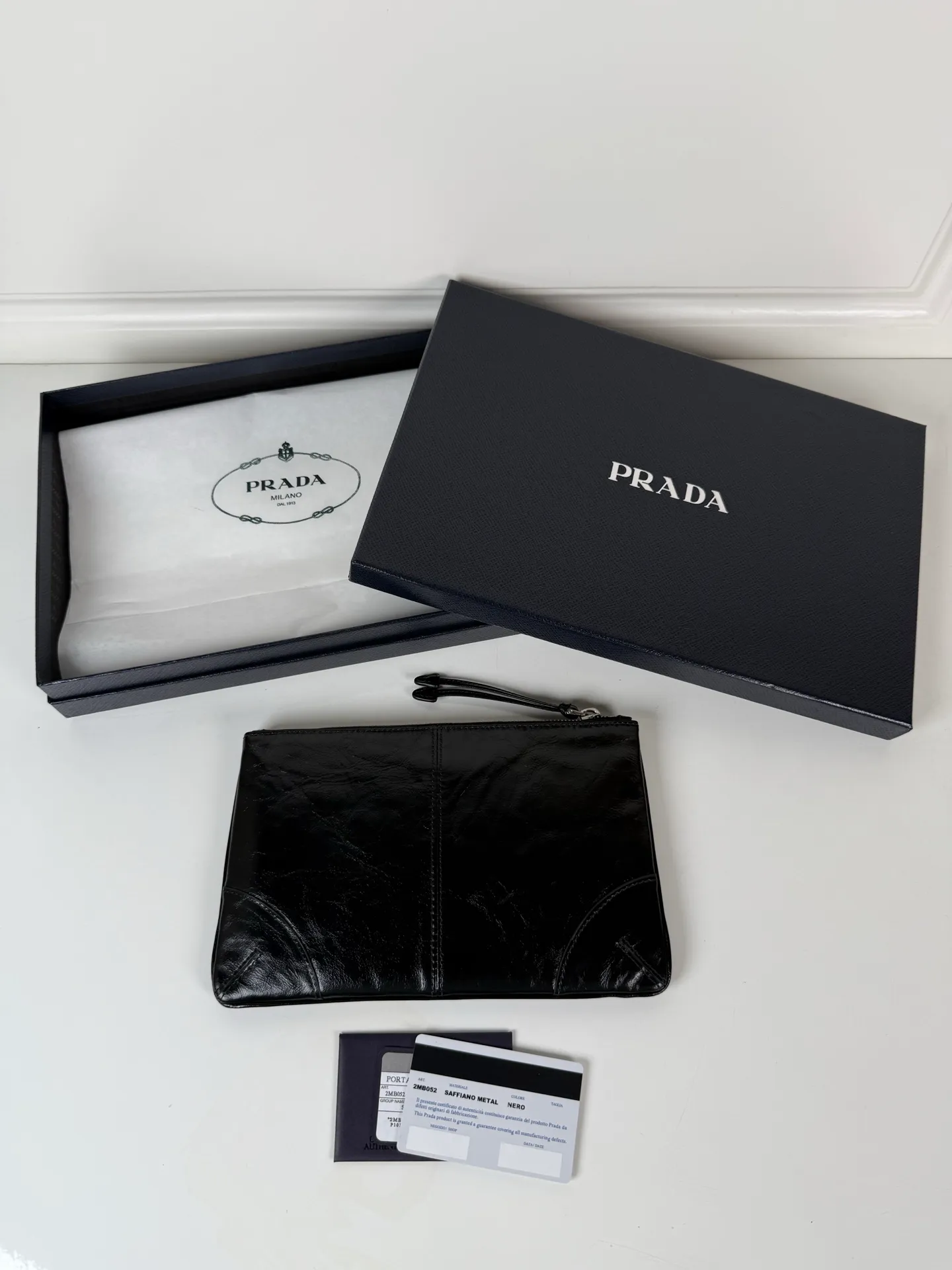 💰660, P Home🎉Oiled wax leather handbag🎉2MB052 small oiled waxed handbag, original item👍👍Made of imported waxed leather material, bag zipper opening and closing, polished stainless steel metal hardware, internal logo, external triangle logo, both practical and unique design style, looks extremely fashionable and elegant👏👏 Length 24x Height 14.5cm
