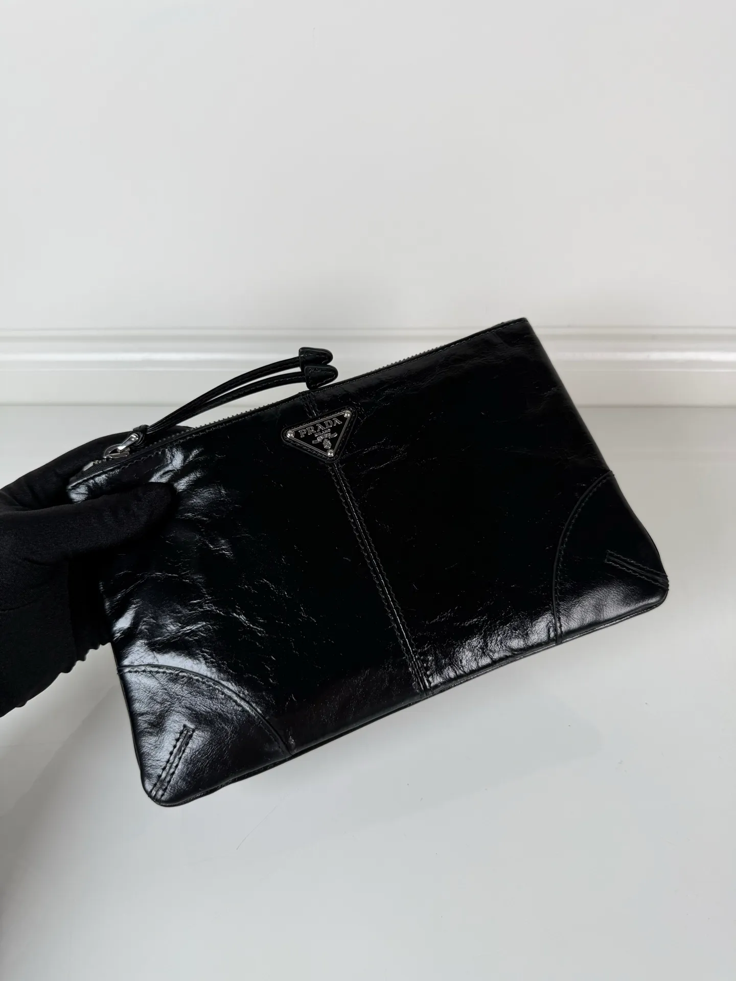 💰660, P Home🎉Oiled wax leather handbag🎉2MB052 small oiled waxed handbag, original item👍👍Made of imported waxed leather material, bag zipper opening and closing, polished stainless steel metal hardware, internal logo, external triangle logo, both practical and unique design style, looks extremely fashionable and elegant👏👏 Length 24x Height 14.5cm