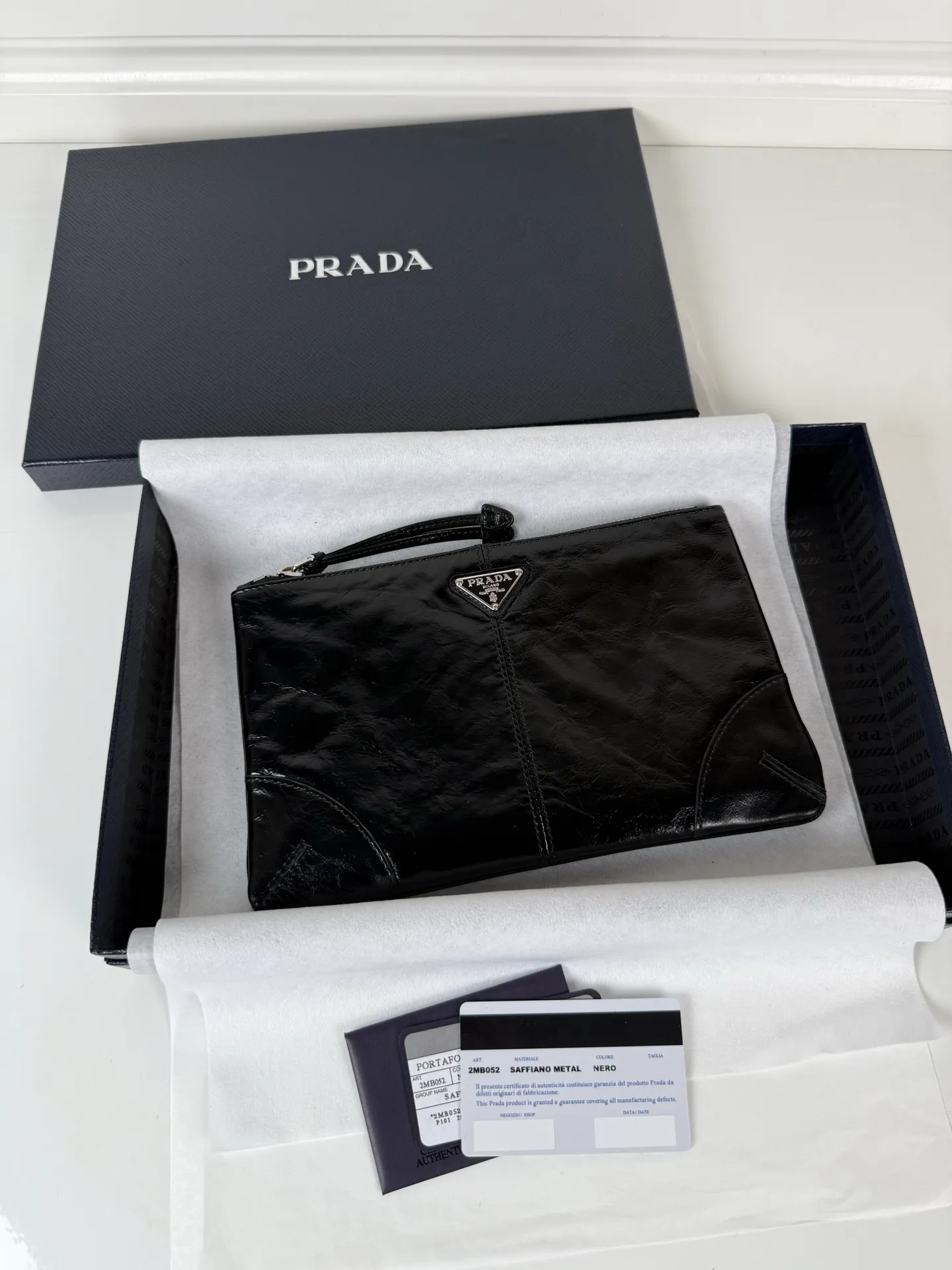 💰660, P Home🎉Oiled wax leather handbag🎉2MB052 small oiled waxed handbag, original item👍👍Made of imported waxed leather material, bag zipper opening and closing, polished stainless steel metal hardware, internal logo, external triangle logo, both practical and unique design style, looks extremely fashionable and elegant👏👏 Length 24x Height 14.5cm