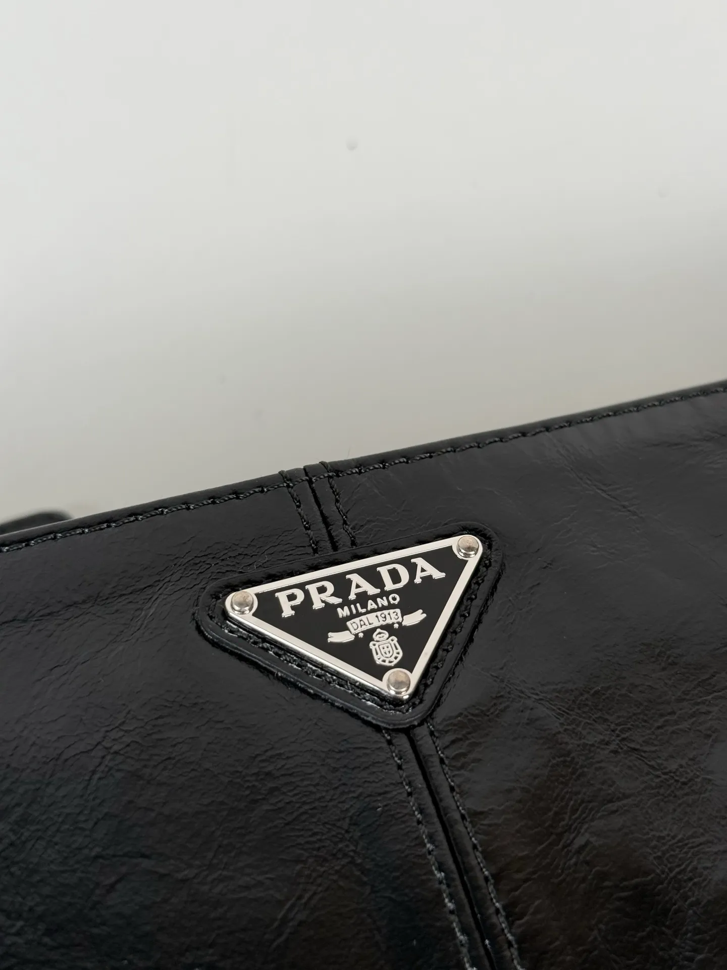 💰660, P Home🎉Oiled wax leather handbag🎉2MB052 small oiled waxed handbag, original item👍👍Made of imported waxed leather material, bag zipper opening and closing, polished stainless steel metal hardware, internal logo, external triangle logo, both practical and unique design style, looks extremely fashionable and elegant👏👏 Length 24x Height 14.5cm