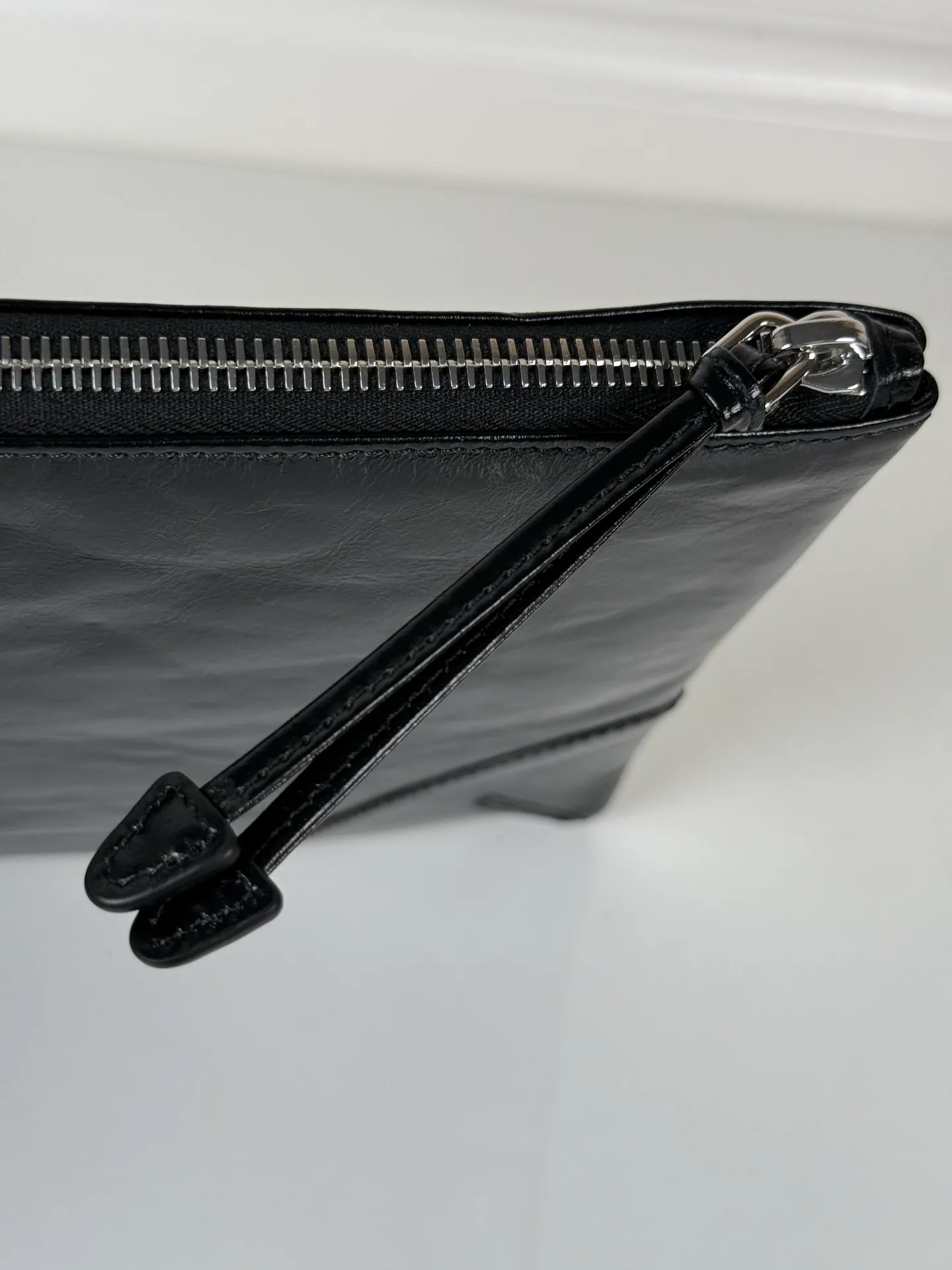 💰660, P Home🎉Oiled wax leather handbag🎉2MB052 small oiled waxed handbag, original item👍👍Made of imported waxed leather material, bag zipper opening and closing, polished stainless steel metal hardware, internal logo, external triangle logo, both practical and unique design style, looks extremely fashionable and elegant👏👏 Length 24x Height 14.5cm