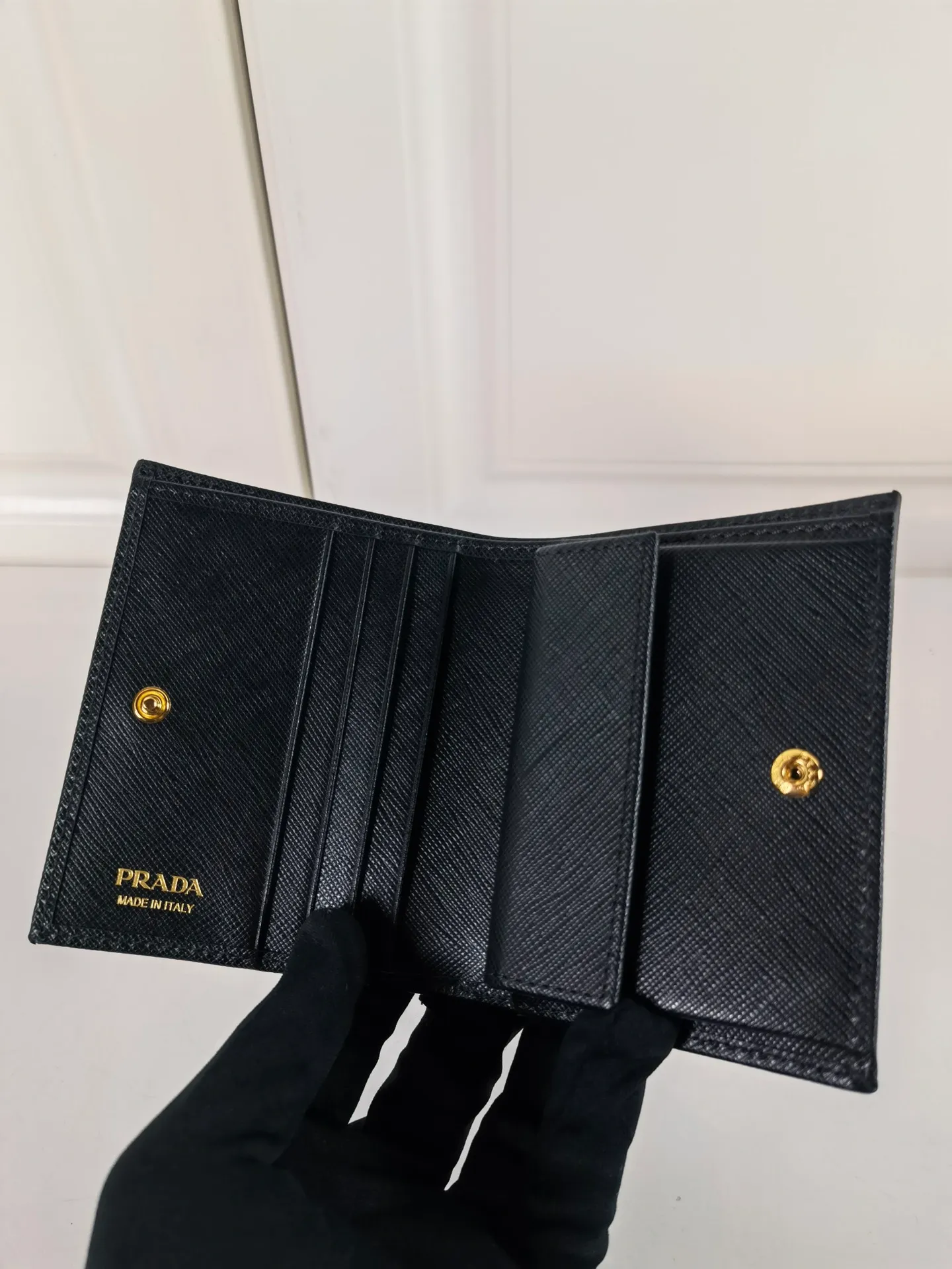 💰400, P Home ➡️Ladies two-fold short clip, model 1M0204, cross-grain cowhide, length 11.2 and height 9.5cm, simple and practical to enhance personal taste, 175 steel stamp
