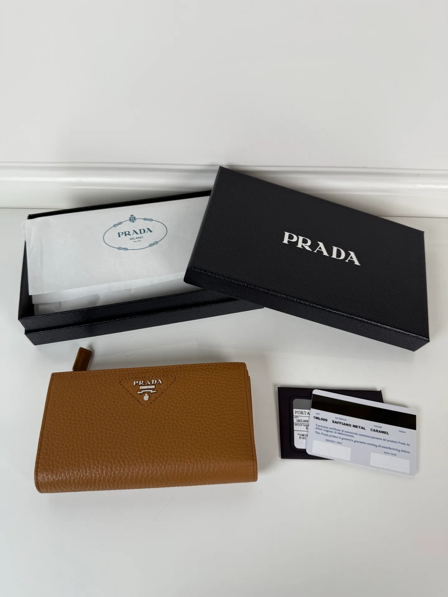 💰600, exquisite leather wallet with snap button closure. Decorated with Prada loose lettering Item number: 1ML009_2CYS_F03BH Snap fastening Embossed logo, 1 receipt compartment, 12 card slots, 3 document pockets Internal zippered coin pocket Buckskin and Saffiano leather lining, Height: 16cm Width: 9.5cm